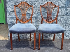 Pareja de sillas laterales de caoba y respaldo tapizado estilo Hepplewhite