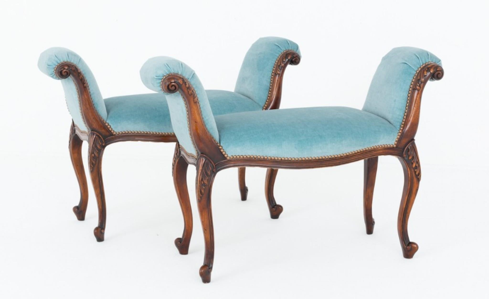 Splendida coppia di sedili da finestra in mogano in stile Hepplewhite.
Circa 1920
Questi sedili da finestra sono sollevati su eleganti gambe cabriole intagliate con punte intagliate in stile francese.
I montanti hanno una forma intagliata e