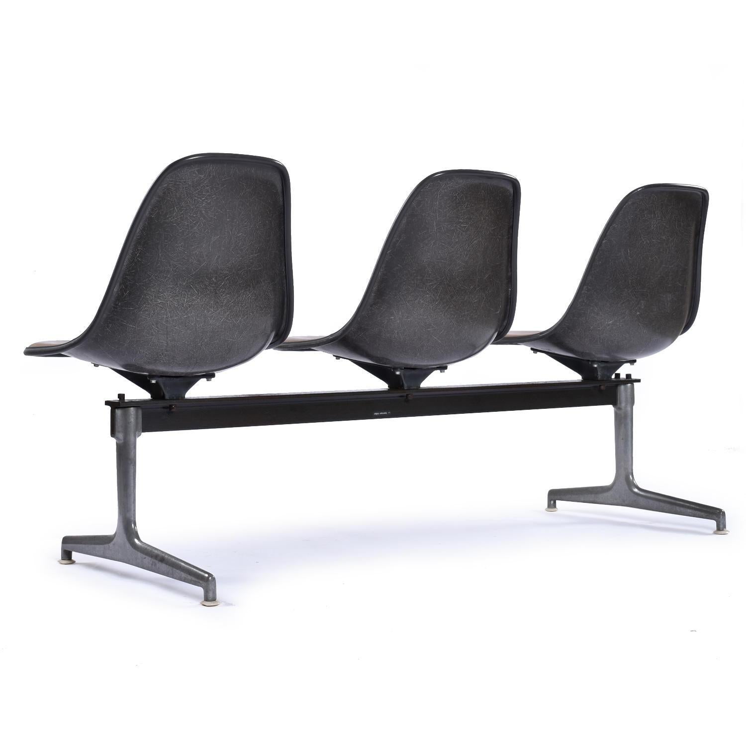 Paar Herman Miller Eames Tandem Bänke mit Brown Naugahyde Pad Shell Stühle (Moderne der Mitte des Jahrhunderts)