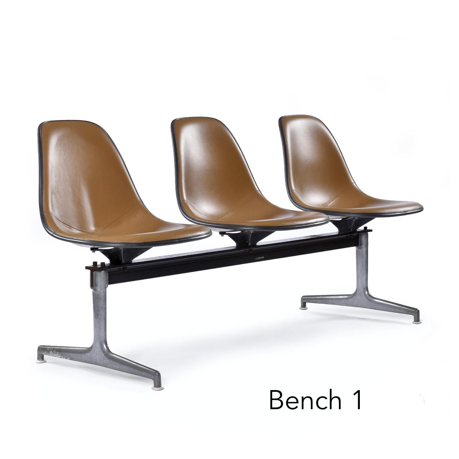 Paar Herman Miller Eames Tandem Bänke mit Brown Naugahyde Pad Shell Stühle im Zustand „Gut“ in Chattanooga, TN