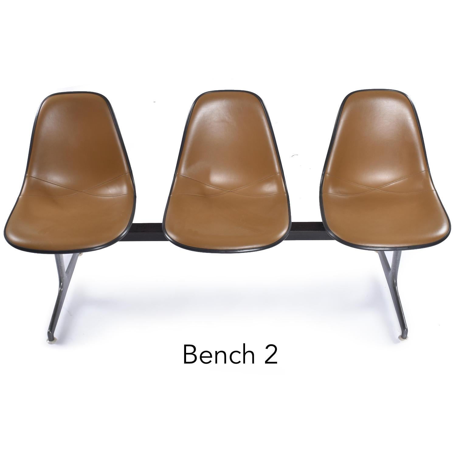 Paar Herman Miller Eames Tandem Bänke mit Brown Naugahyde Pad Shell Stühle (Ende des 20. Jahrhunderts)