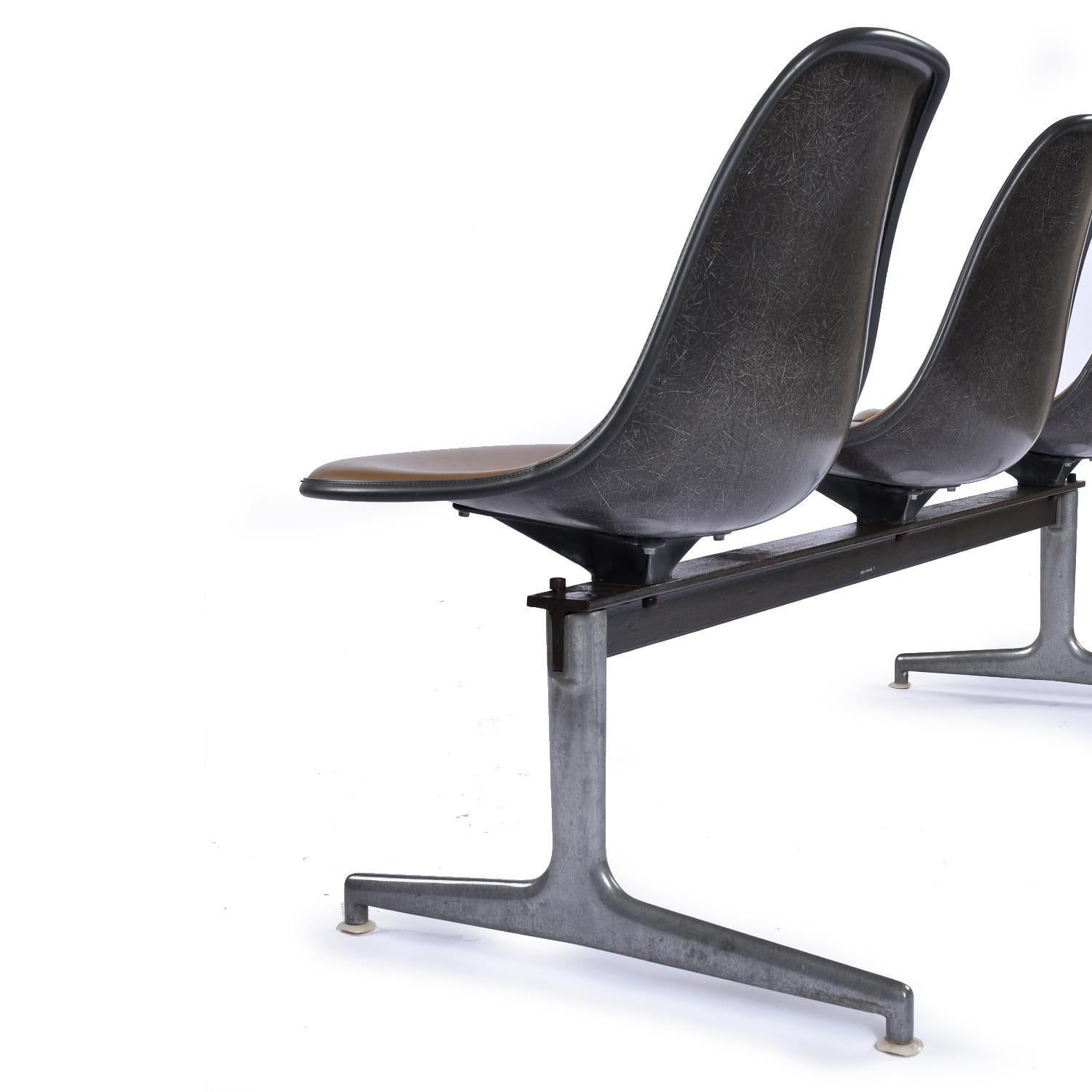 Paar Herman Miller Eames Tandem Bänke mit Brown Naugahyde Pad Shell Stühle (Metall)