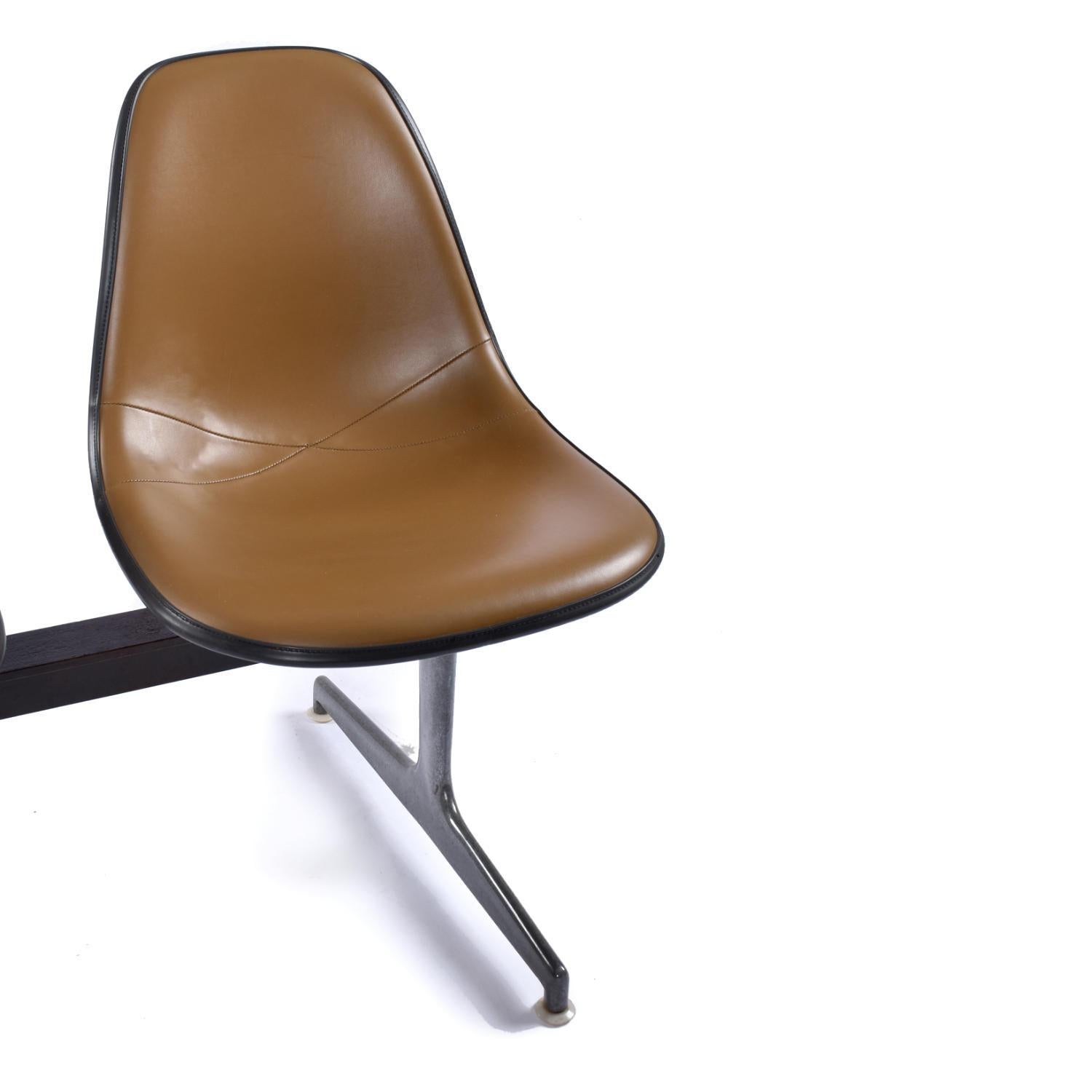 Paar Herman Miller Eames Tandem Bänke mit Brown Naugahyde Pad Shell Stühle 1