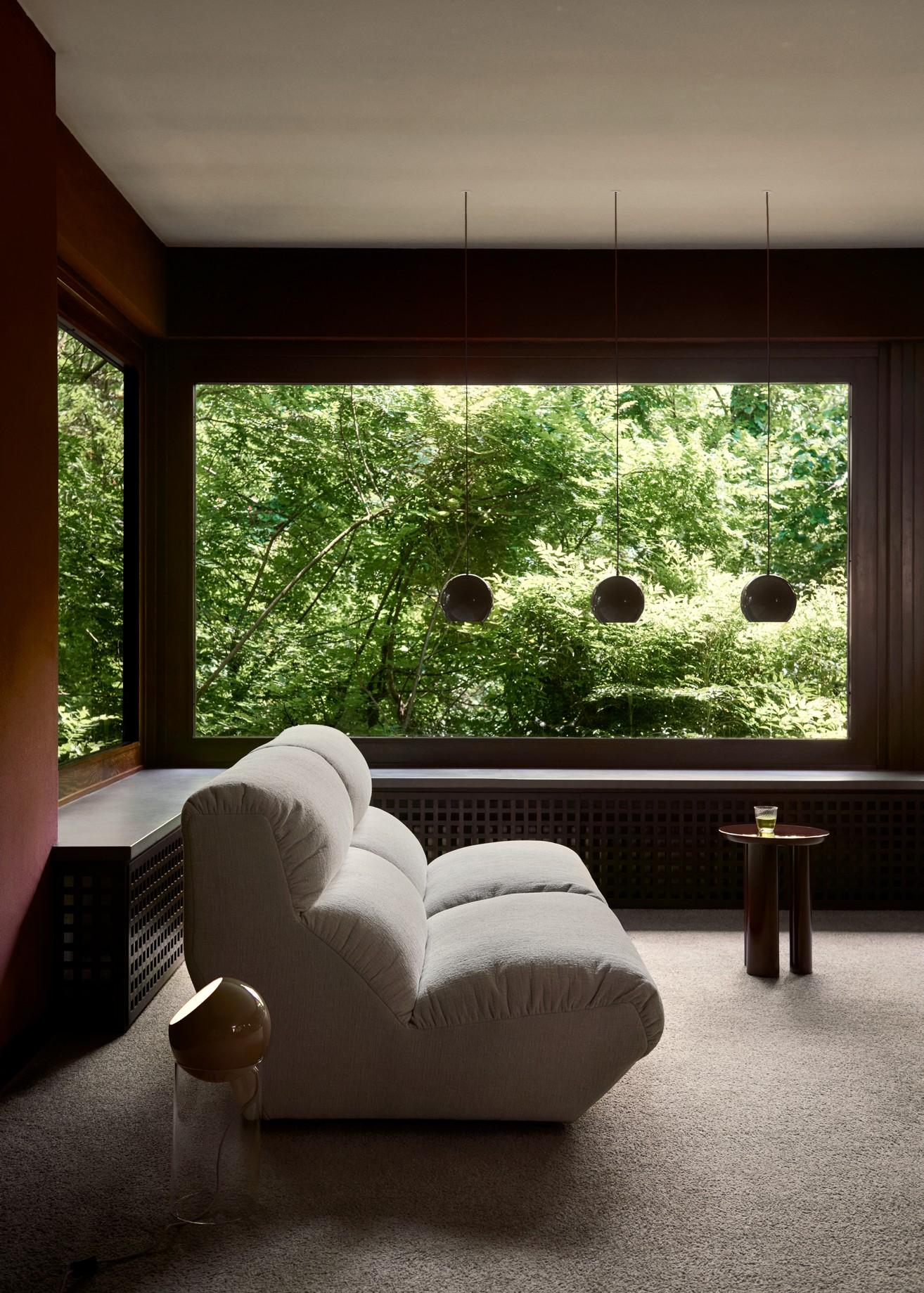 Die großzügigen Proportionen und die vorrangige Verwendung von Polstern und figurbetonten Bezügen in den Hi Lo Modulen spiegeln die Dualität zwischen hohem Komfort und niedriger Form A wider und sorgen für ein modulares Sofa, das den Benutzer