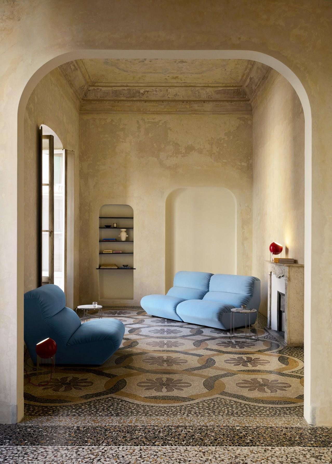 Die großzügigen Proportionen und die vorrangige Verwendung von Polstern und figurbetonten Bezügen in den Hi Lo Modulen spiegeln die Dualität zwischen hohem Komfort und niedriger Form A wider und sorgen für ein modulares Sofa, das den Benutzer