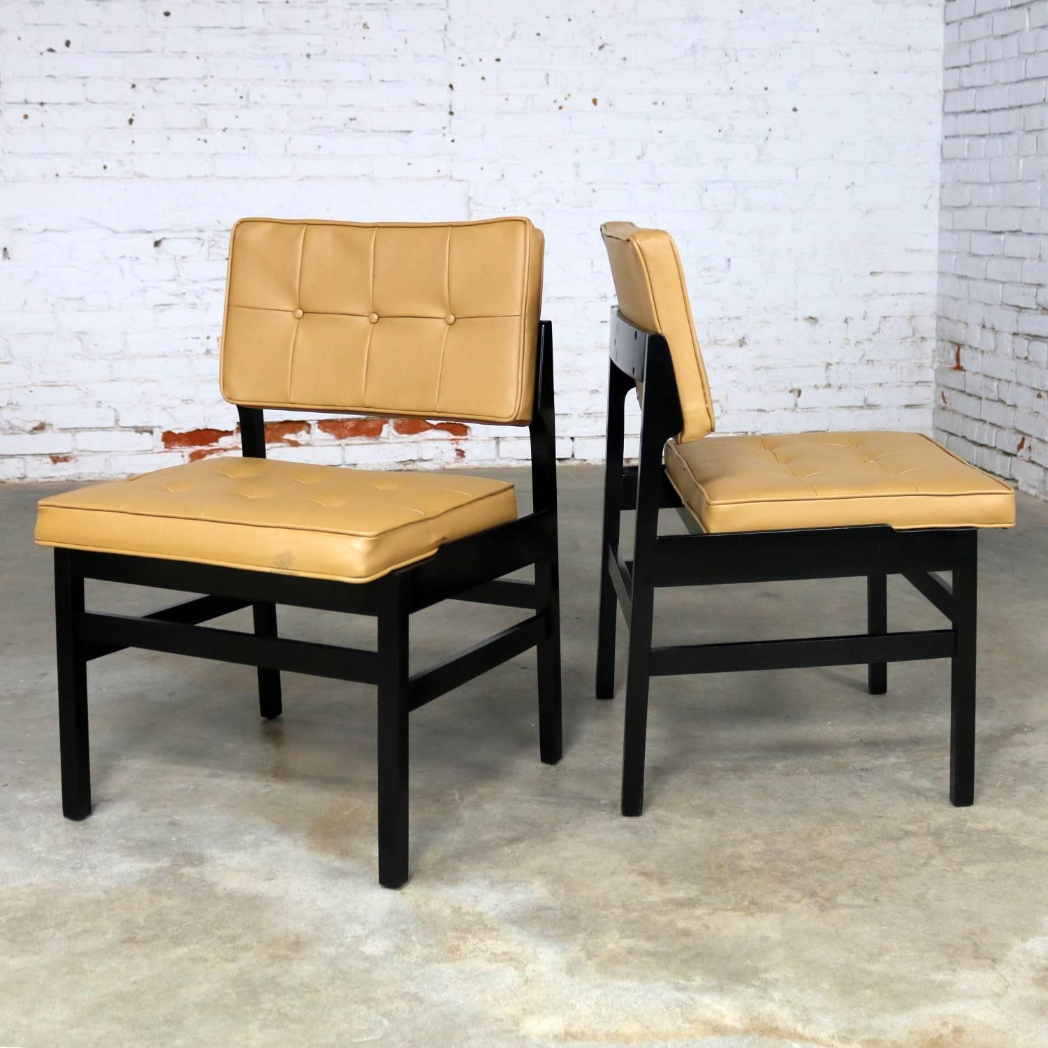 Paire de chaises Hibriten modernes mi-siècle en bois noirci et faux cuir en vente 3