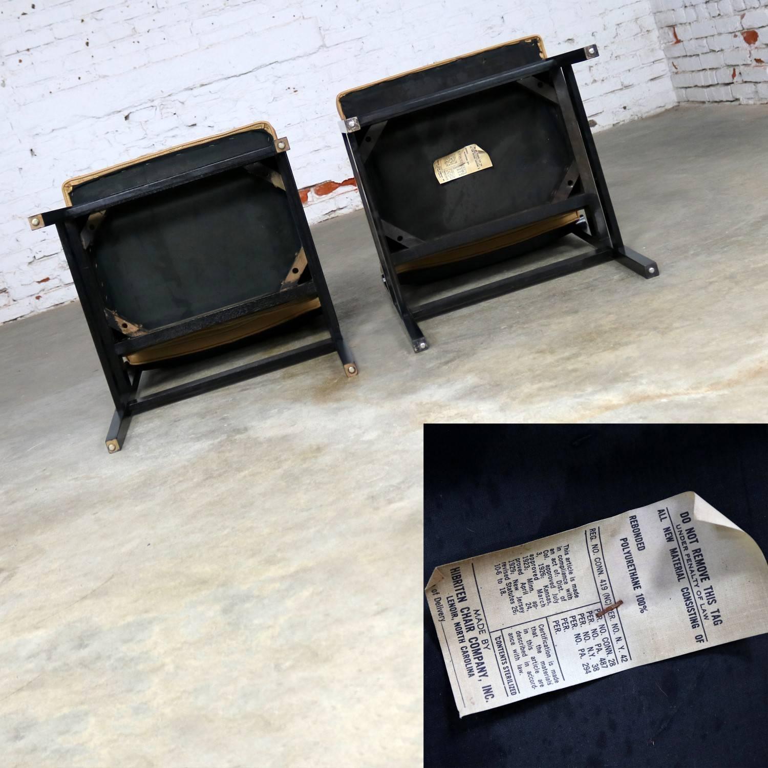 Paire de chaises Hibriten modernes mi-siècle en bois noirci et faux cuir en vente 5
