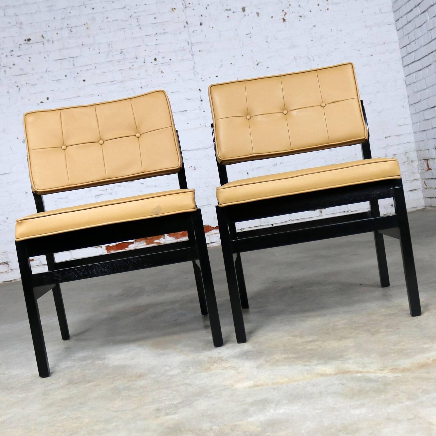 Mid-Century Modern Paire de chaises Hibriten modernes mi-siècle en bois noirci et faux cuir en vente