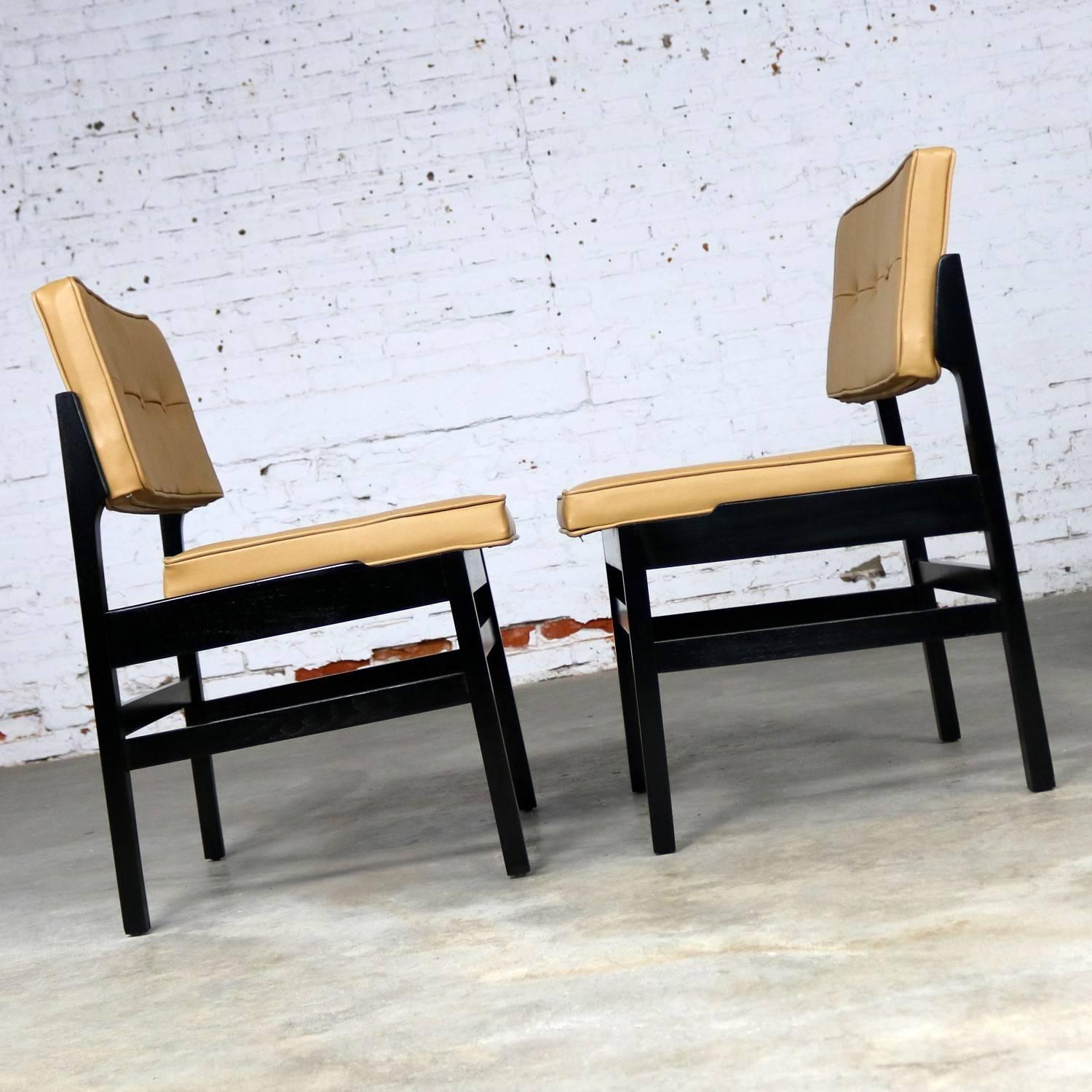 Américain Paire de chaises Hibriten modernes mi-siècle en bois noirci et faux cuir en vente