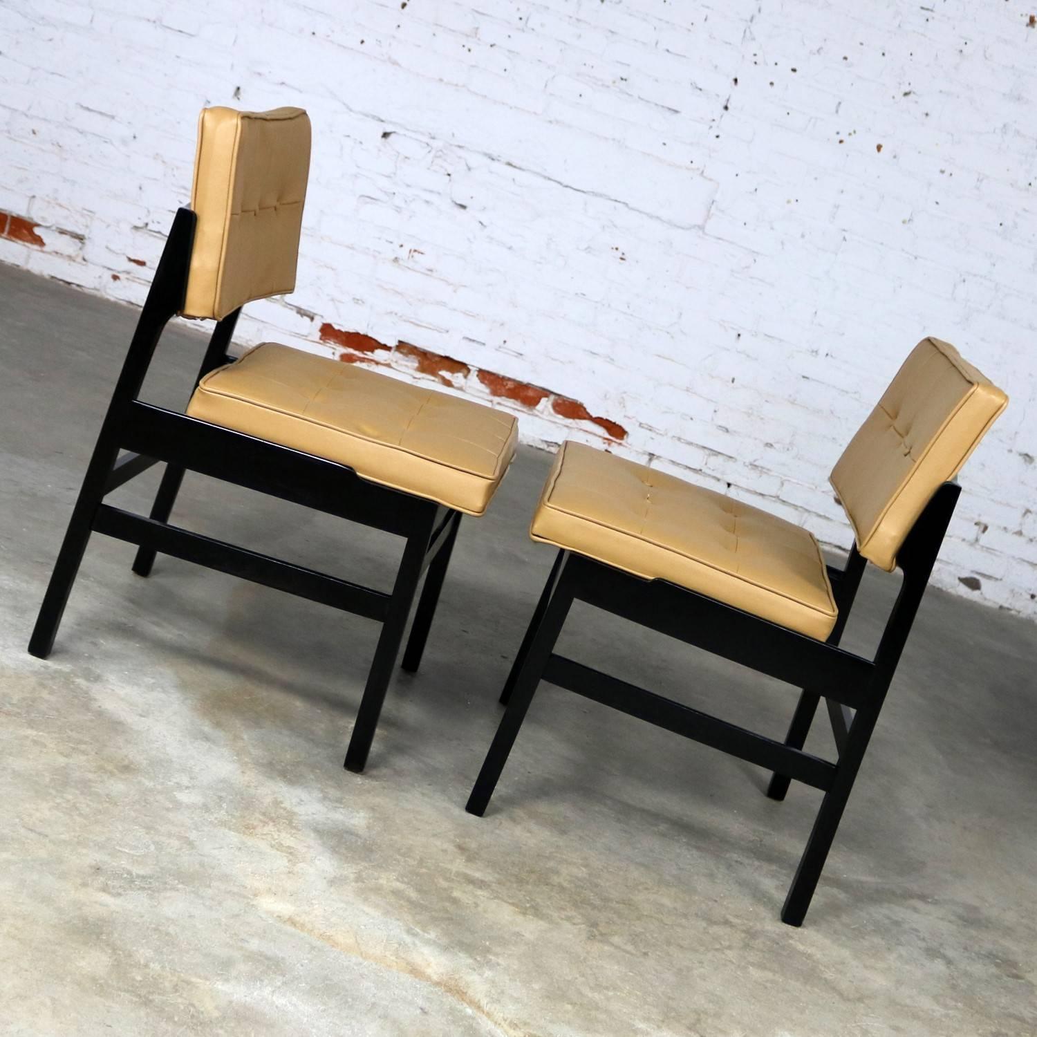 Ébénisé Paire de chaises Hibriten modernes mi-siècle en bois noirci et faux cuir en vente