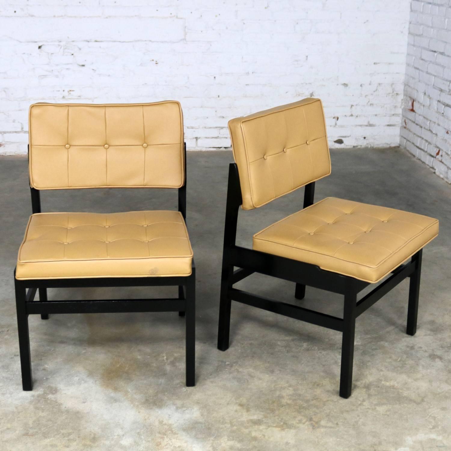 Imitation cuir Paire de chaises Hibriten modernes mi-siècle en bois noirci et faux cuir en vente