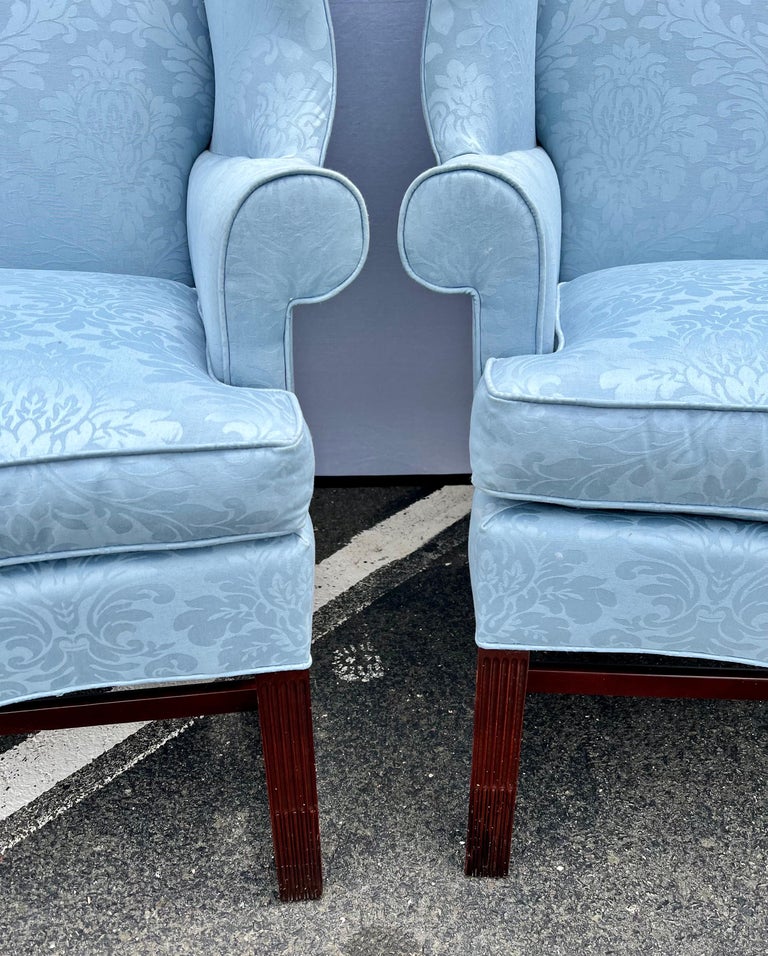 Hickory Grand Wingback Lesesessel mit blauer Tiffany-Polsterung, Paar im  Angebot bei 1stDibs
