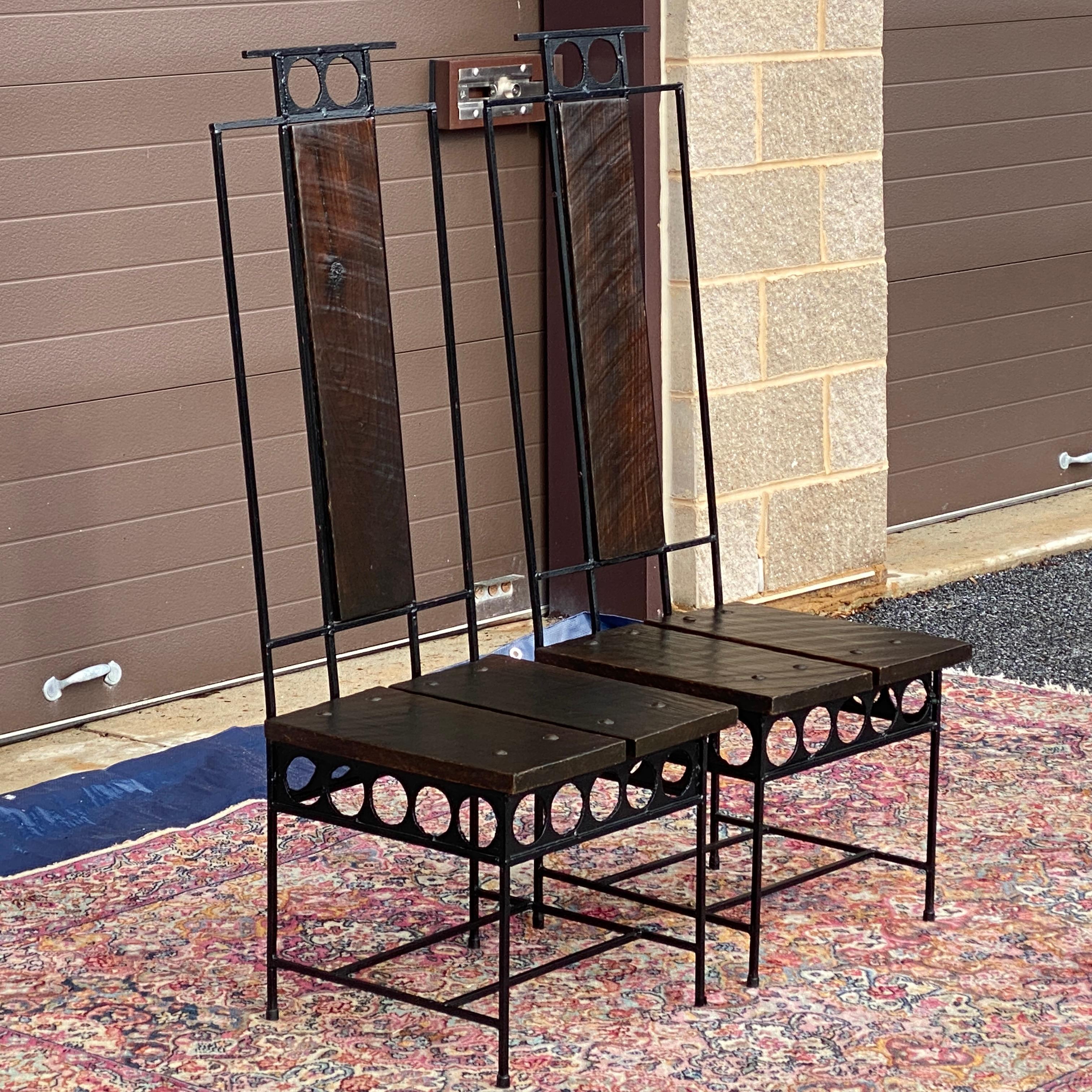 Paire de chaises d'appoint vintage de style Brutalist en fer et planche de bois à haut dossier, conçues par Harry Balmer et fabriquées par Flemington Iron Works USA.