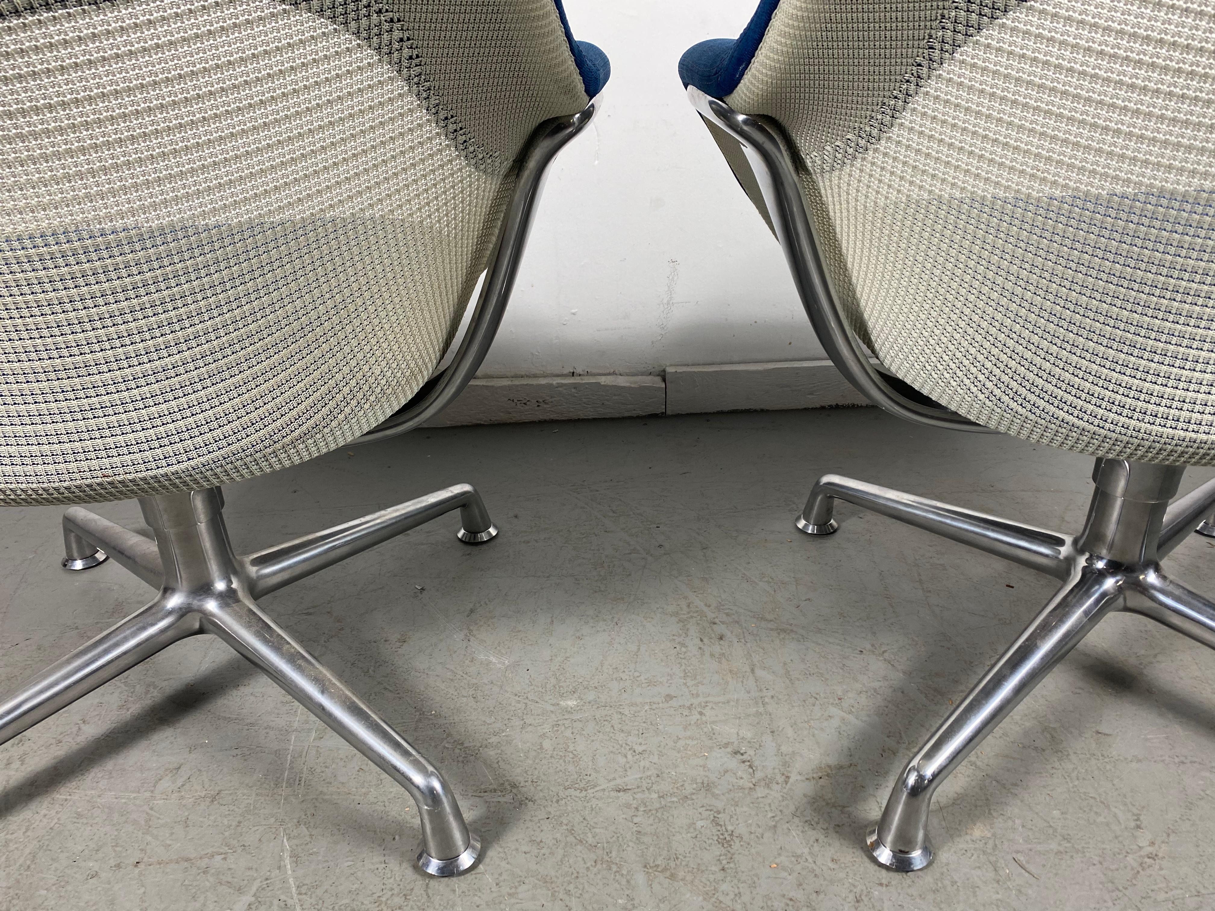 Aluminium Paire de fauteuils de salon pivotants à haut dossier de style moderniste, 