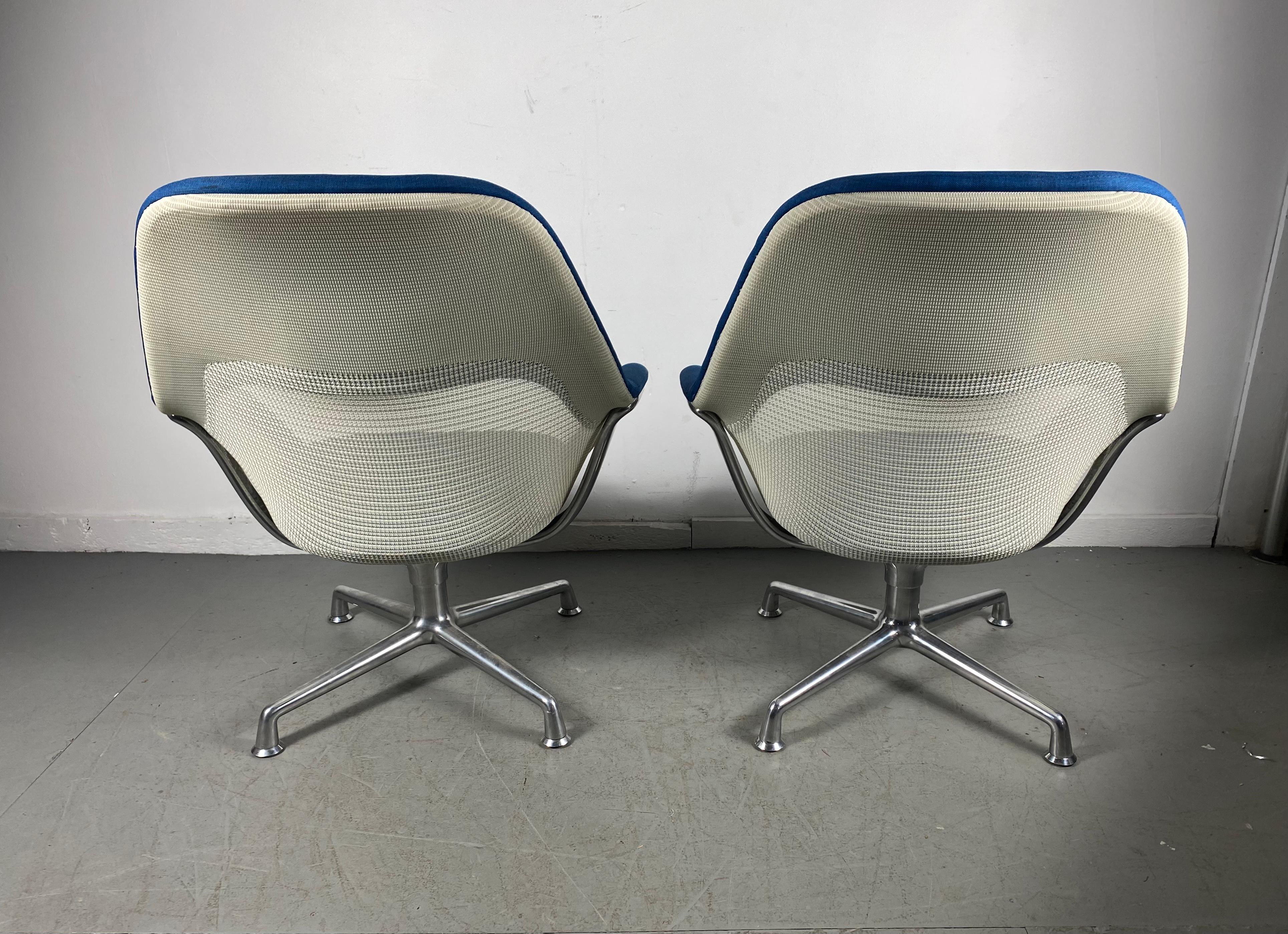 Paire de fauteuils de salon pivotants à haut dossier de style moderniste, 