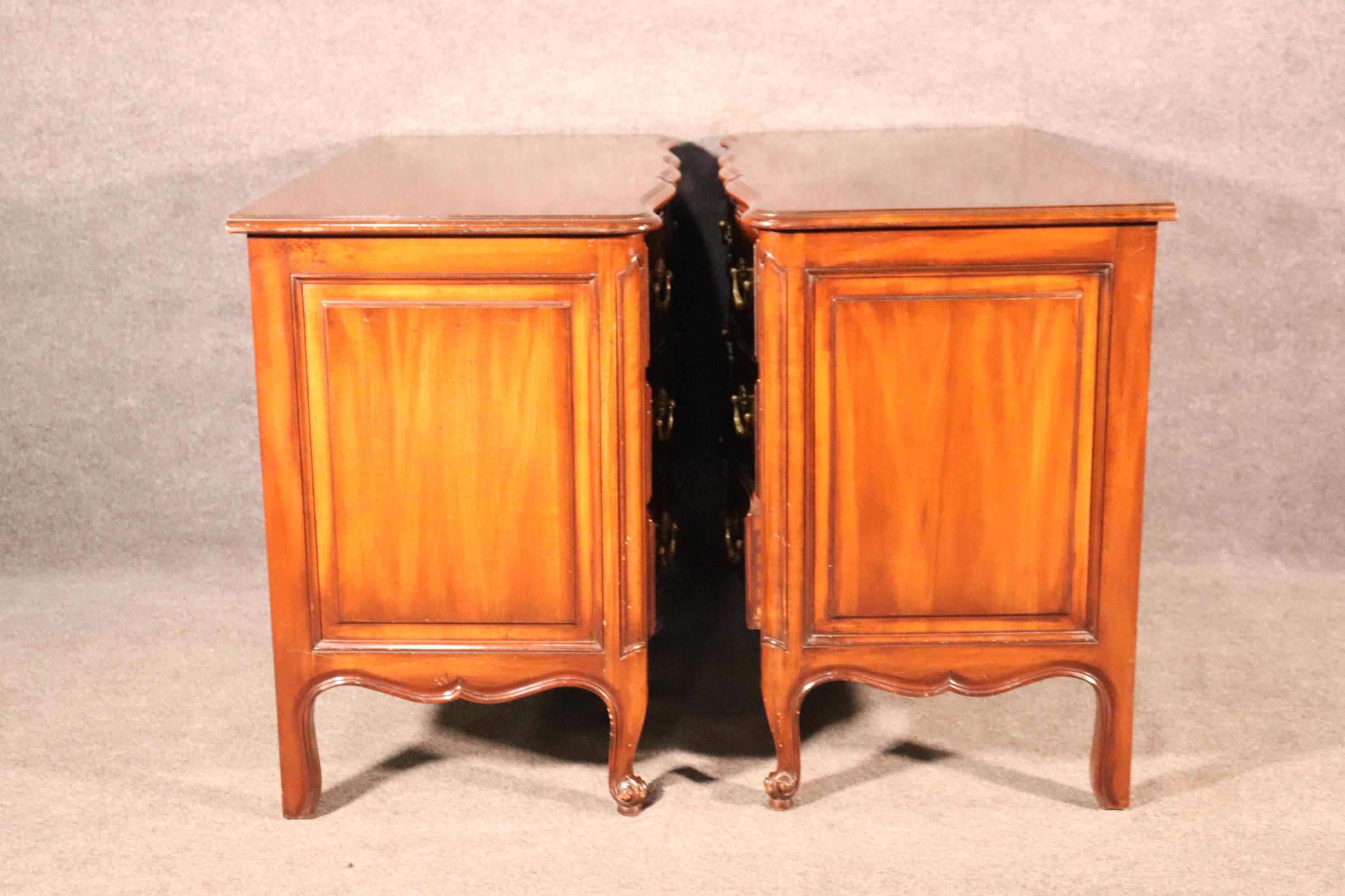 Pair High Quality Walnut French Louis XV Style Commodes Dressers, Circa 1960 In Good Condition For Sale In Swedesboro, NJ