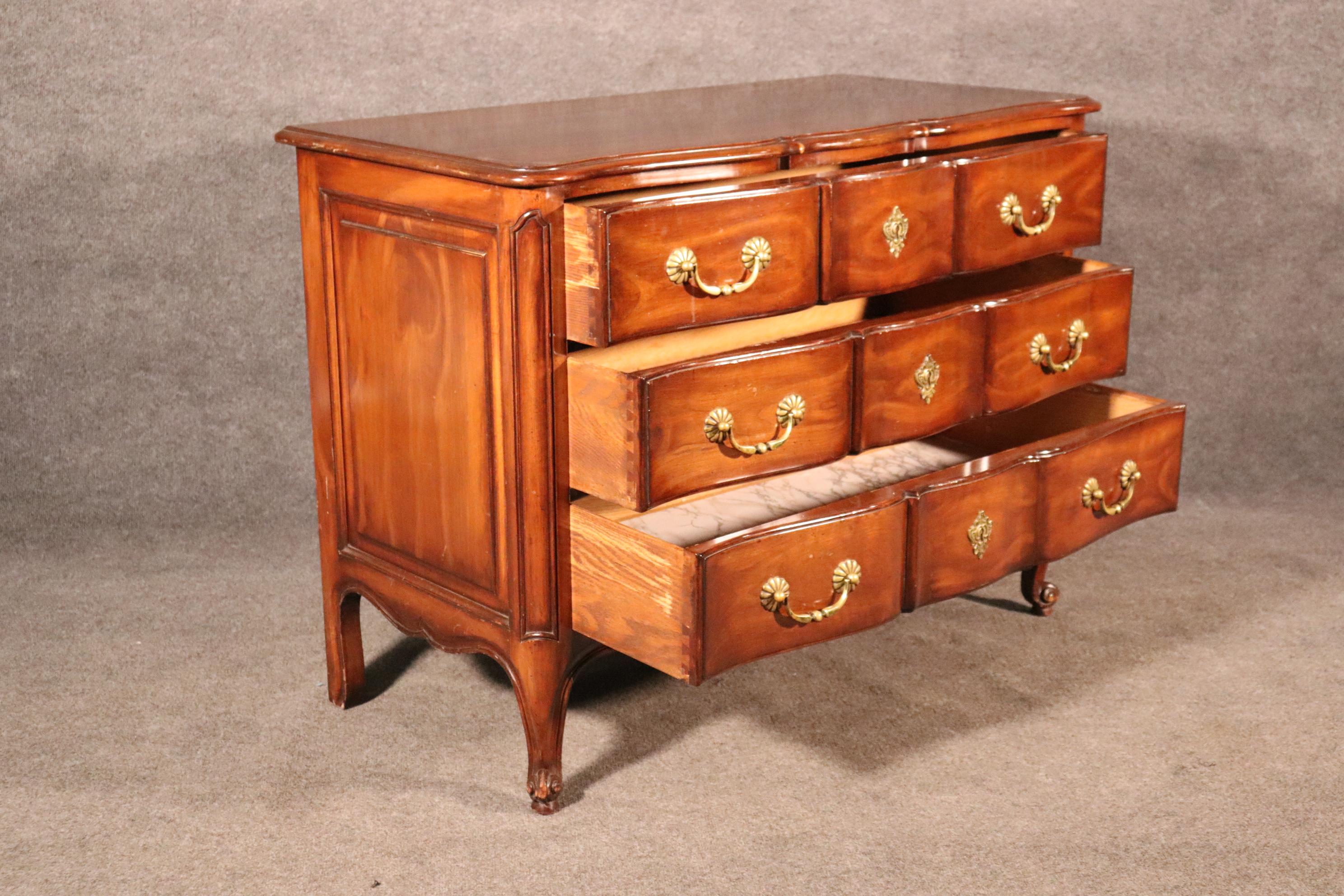 Pair High Quality Walnut French Louis XV Style Commodes Dressers, Circa 1960 For Sale 2