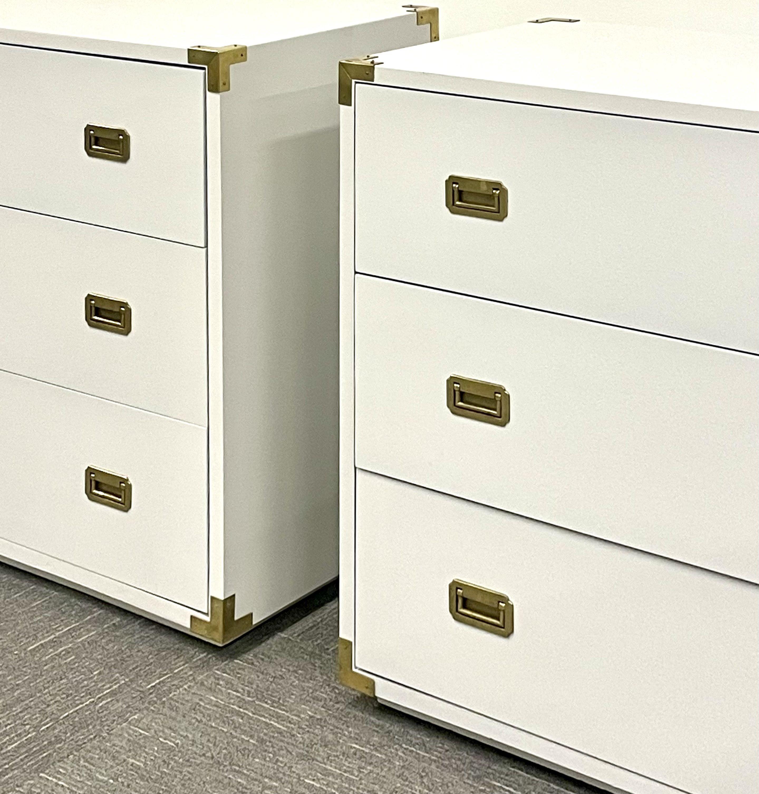Hollywood Regency style campaign cabinets, commodes, nightstands, white lacquer, bronze. A pair of stunning campaign cabinets in recent white lacquered finish.

Lacquer, Bronze
American, 1970s

SSXX.