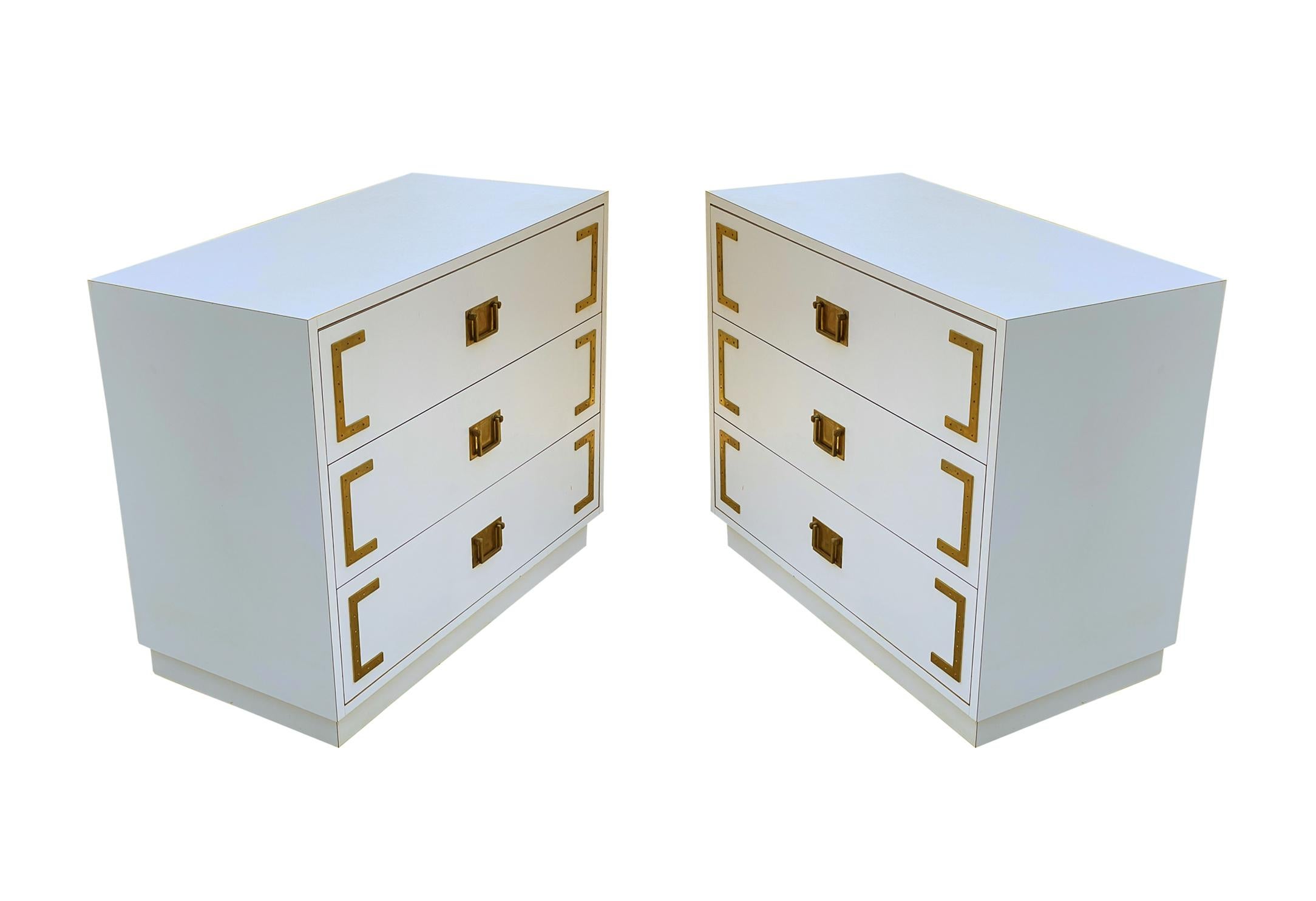 Pair Hollywood Regency Campaign Chests, Nightstands or Commodes in White & Brass In Good Condition For Sale In Philadelphia, PA