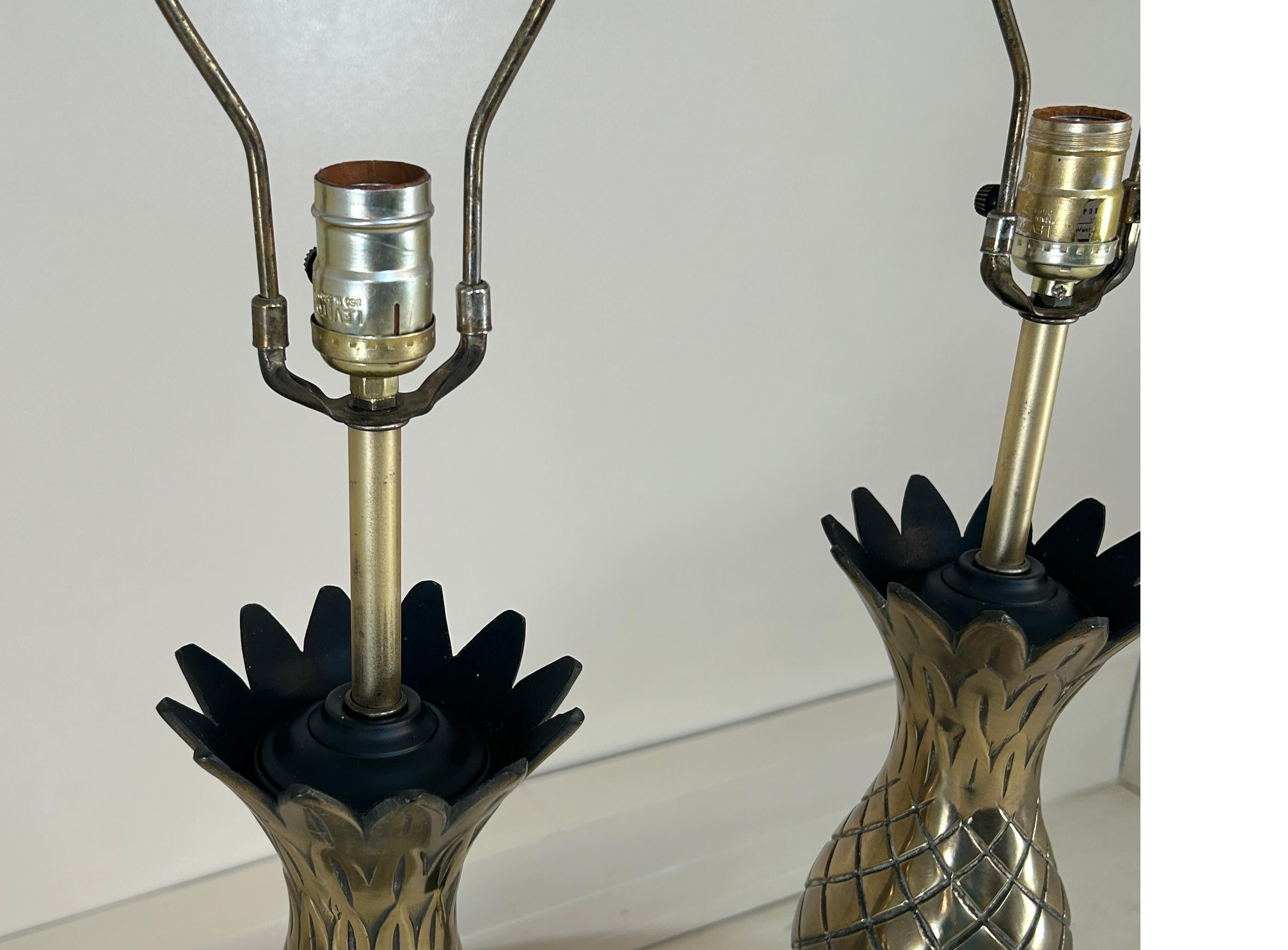 Laiton Paire de lampes ananas moulées Hollywood Regency en vente