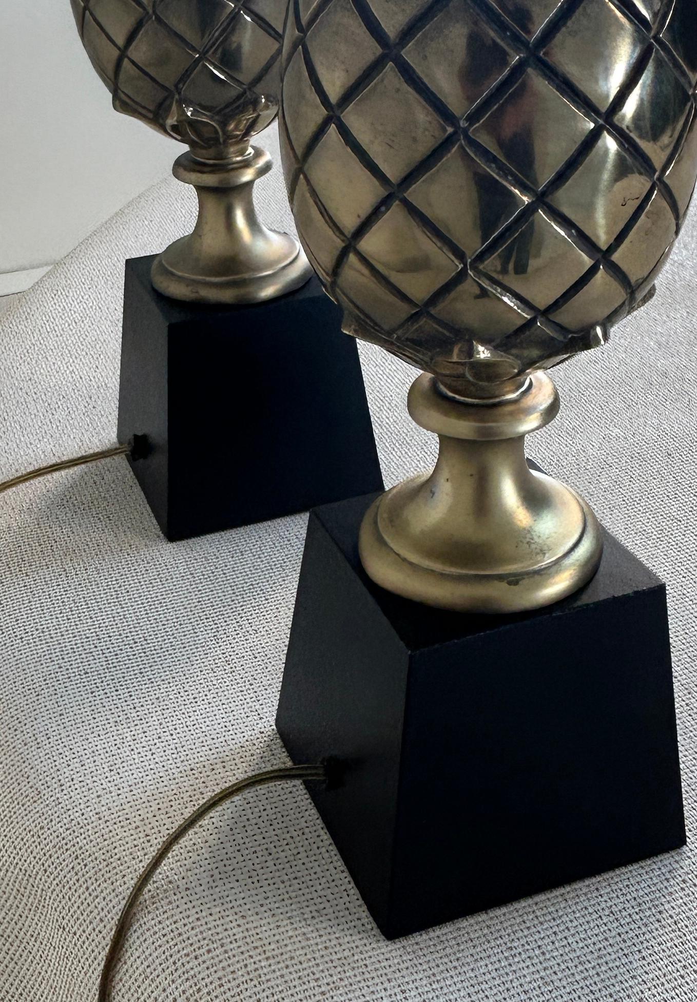 Paire de lampes ananas moulées Hollywood Regency en vente 1
