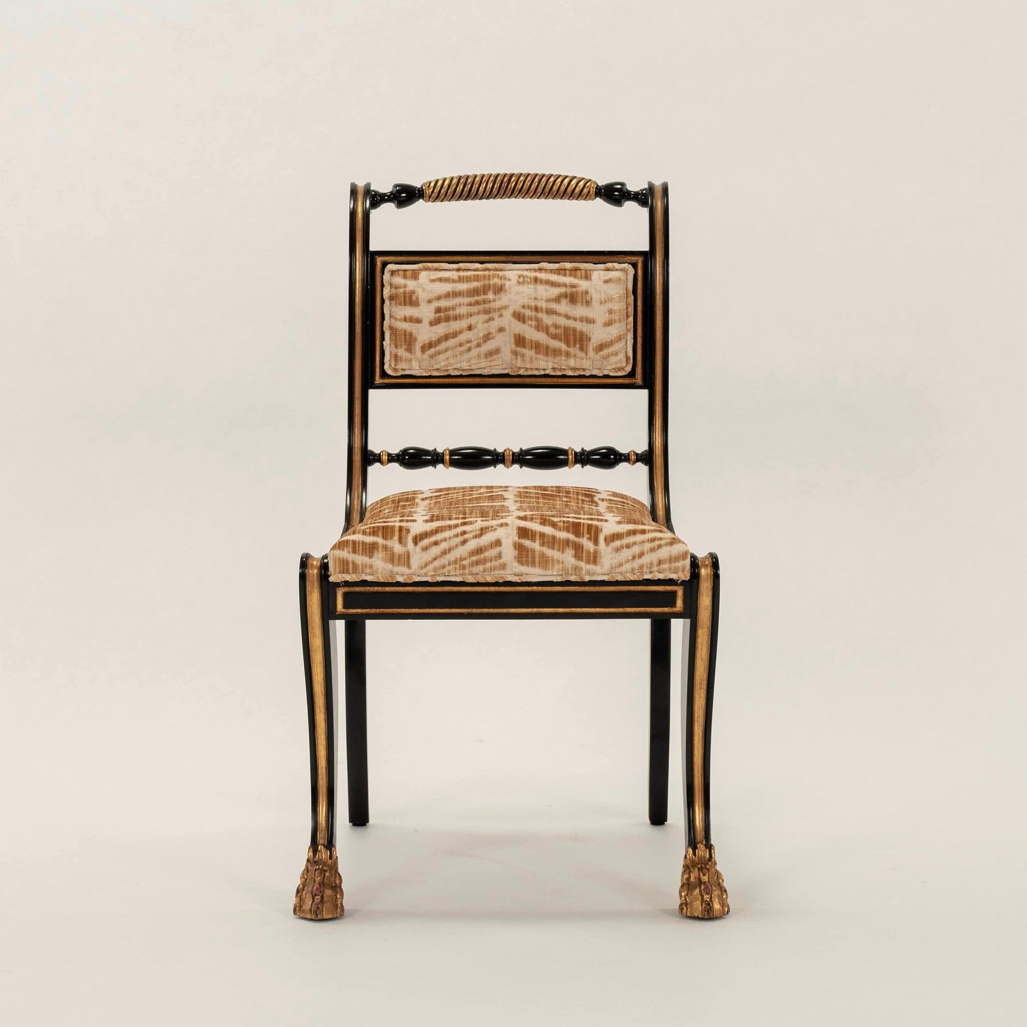 Coppia di sedie Hollywood Regency della metà del XX secolo con struttura in legno duro verniciato nero e dorato  imbottito di recente.

Due paia disponibili e venduti in coppia.