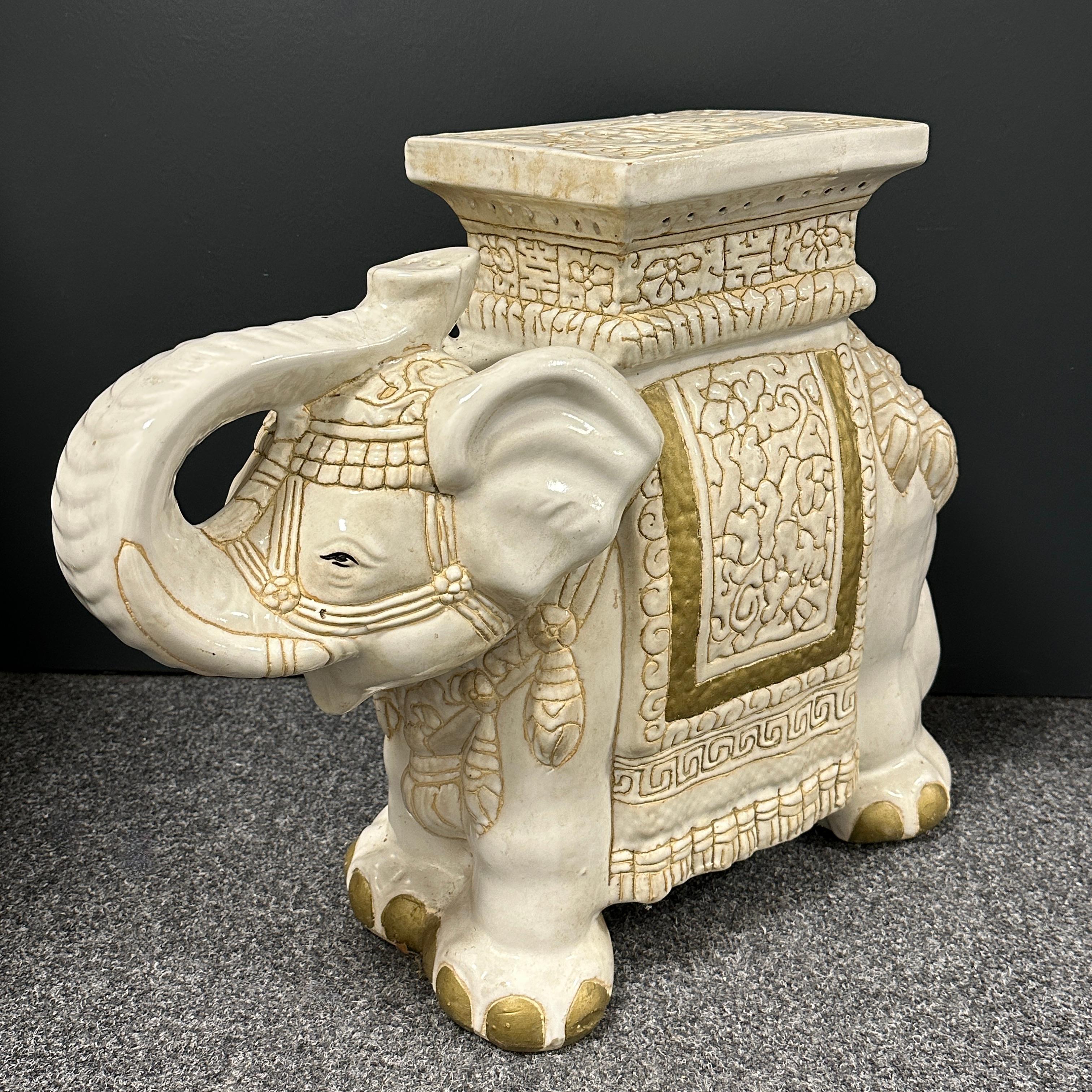 Paar chinesische elfenbeinfarbene Elefanten-Garten-Pflanzgefäßständer oder -Sitzmöbel im Hollywood-Regency-Stil im Angebot 3