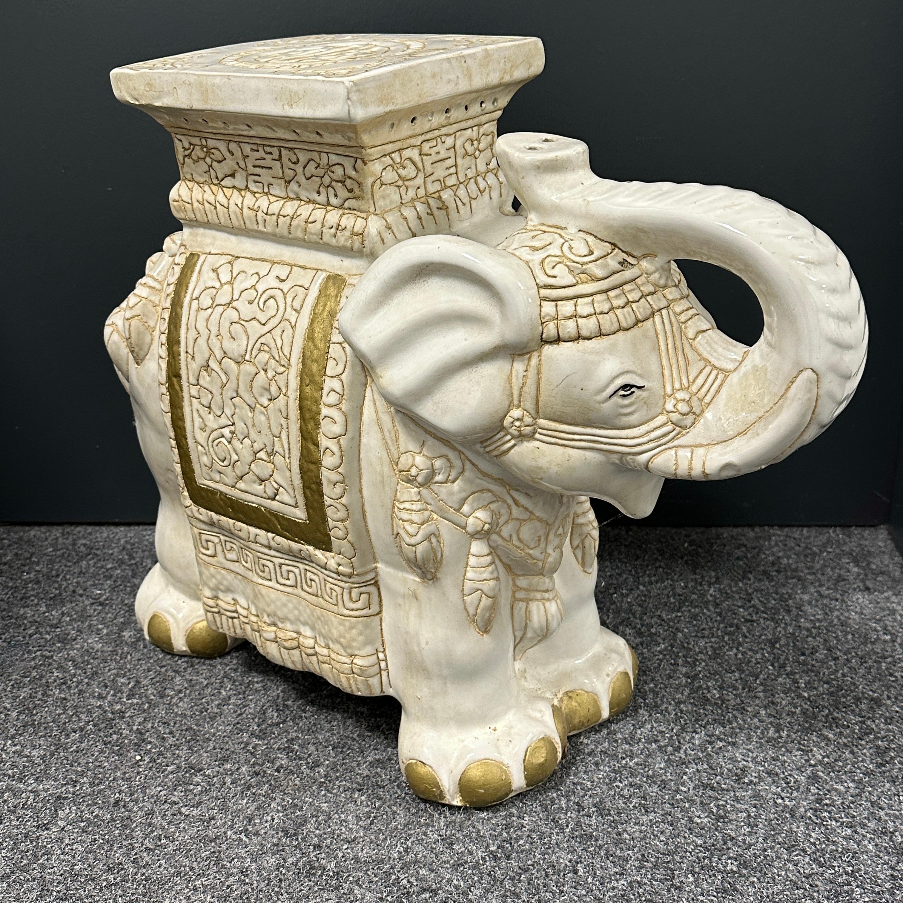 Paar chinesische elfenbeinfarbene Elefanten-Garten-Pflanzgefäßständer oder -Sitzmöbel im Hollywood-Regency-Stil im Angebot 4