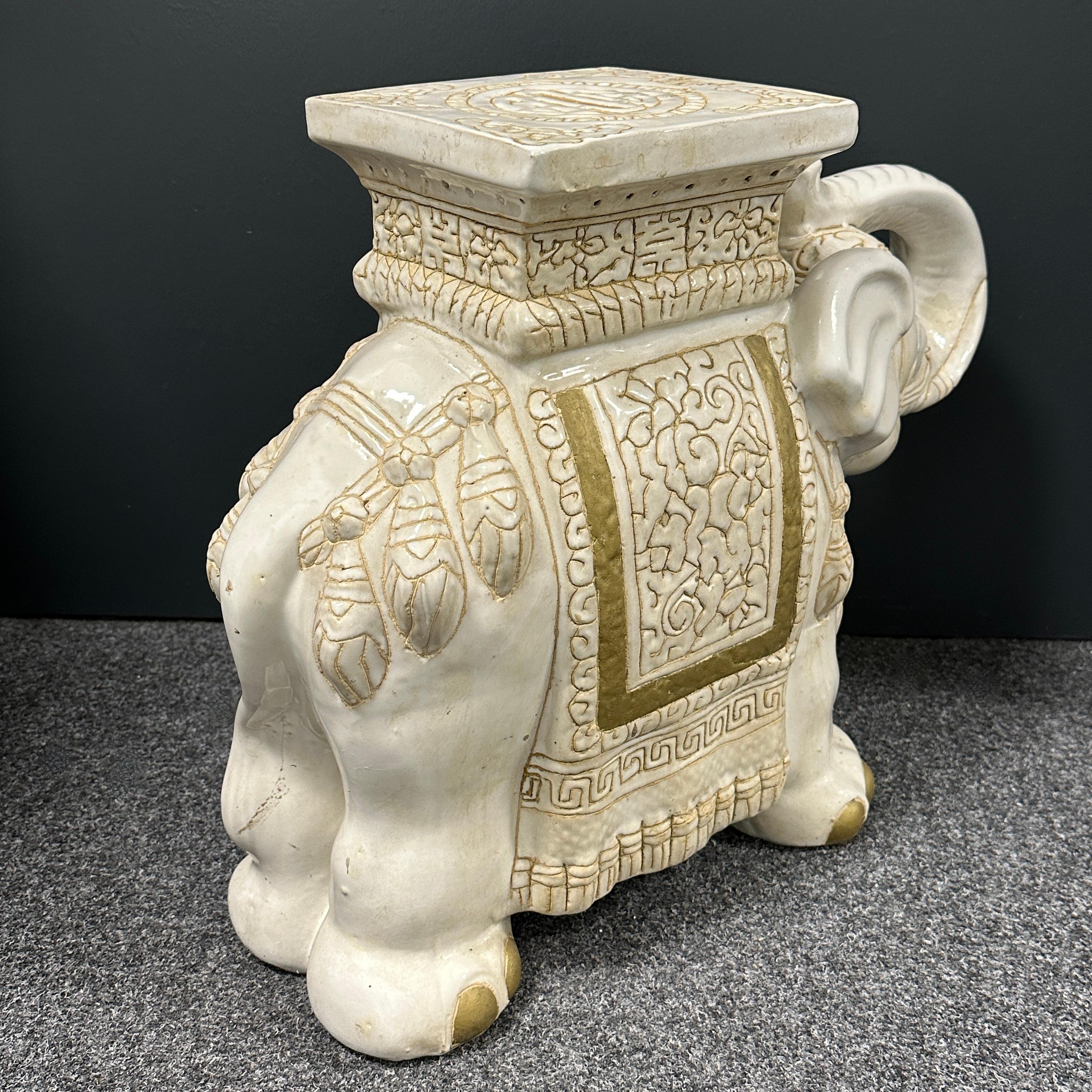 Paire de supports ou sièges de jardin chinois en forme d'éléphant de couleur ivoire de style Hollywood Regency en vente 7