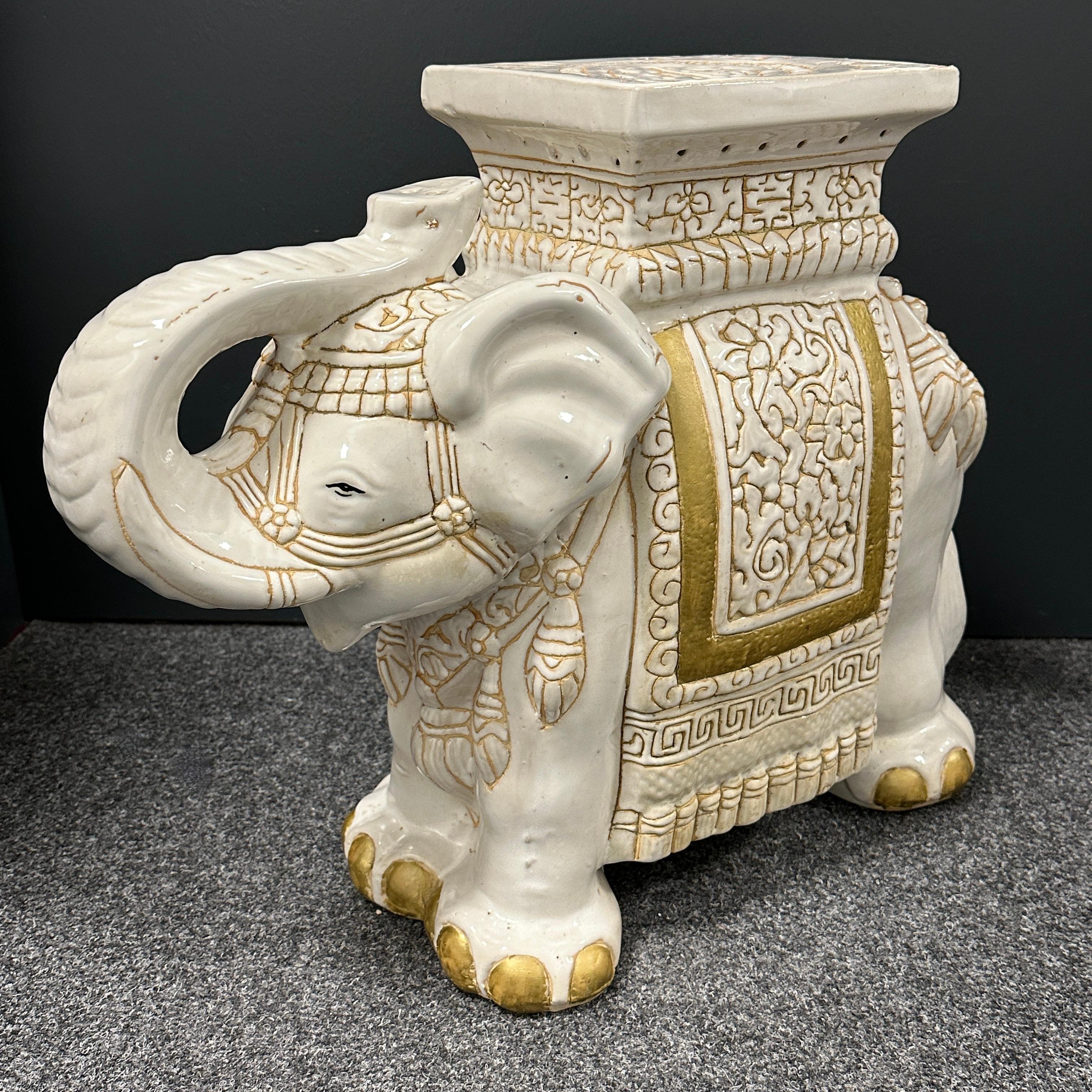 Paar chinesische elfenbeinfarbene Elefanten-Garten-Pflanzgefäßständer oder -Sitzmöbel im Hollywood-Regency-Stil (Deutsch) im Angebot
