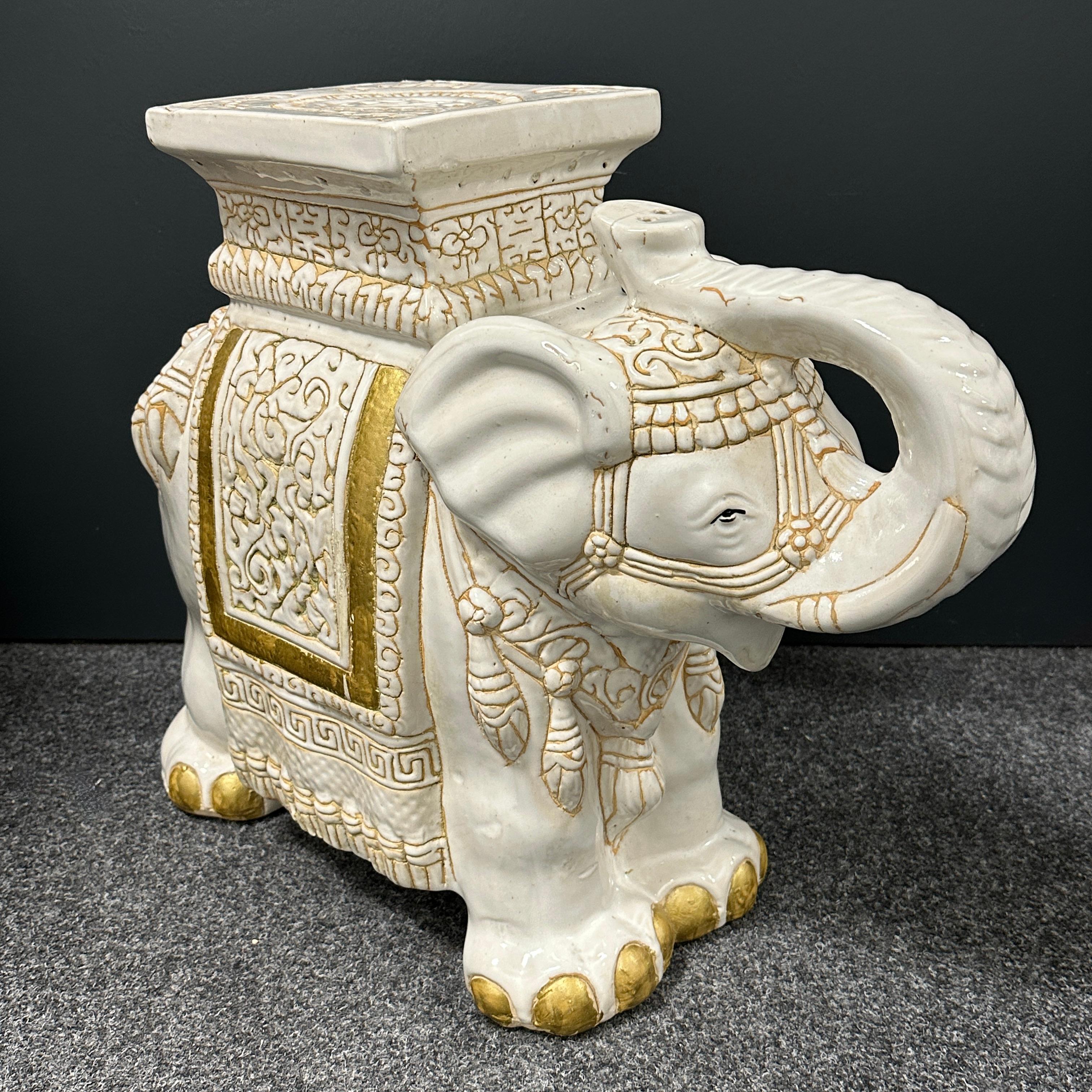 Milieu du XXe siècle Paire de supports ou sièges de jardin chinois en forme d'éléphant de couleur ivoire de style Hollywood Regency en vente