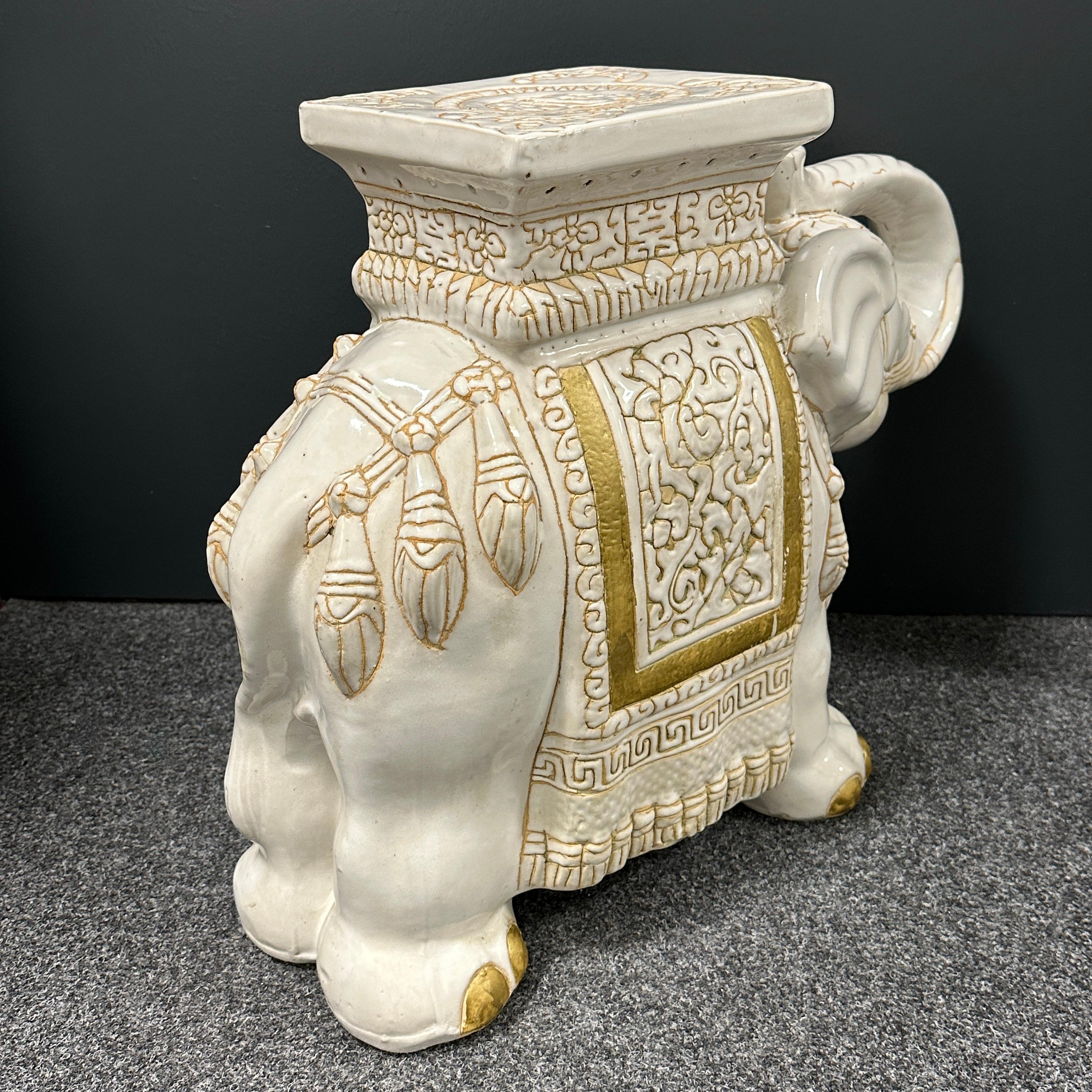 Paar chinesische elfenbeinfarbene Elefanten-Garten-Pflanzgefäßständer oder -Sitzmöbel im Hollywood-Regency-Stil (Keramik) im Angebot