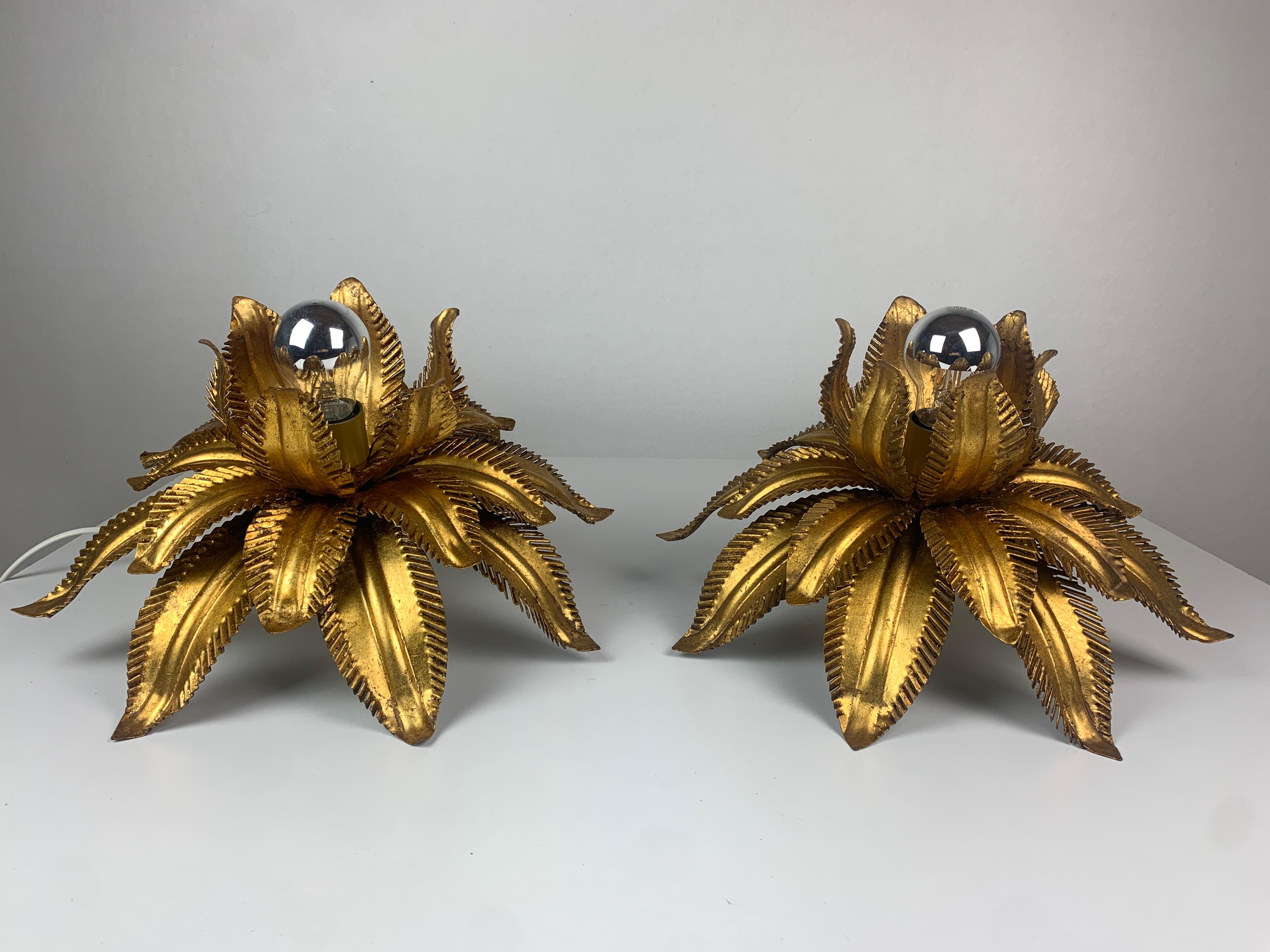 Ravissante paire de montures de plafond Florentine de style Hollywood Regency, attribuée à Hans Kögl, Allemagne, années 1960. Cette paire est dans un bel état patiné vintage. Les supports sont équipés d'une petite tige et peuvent être facilement