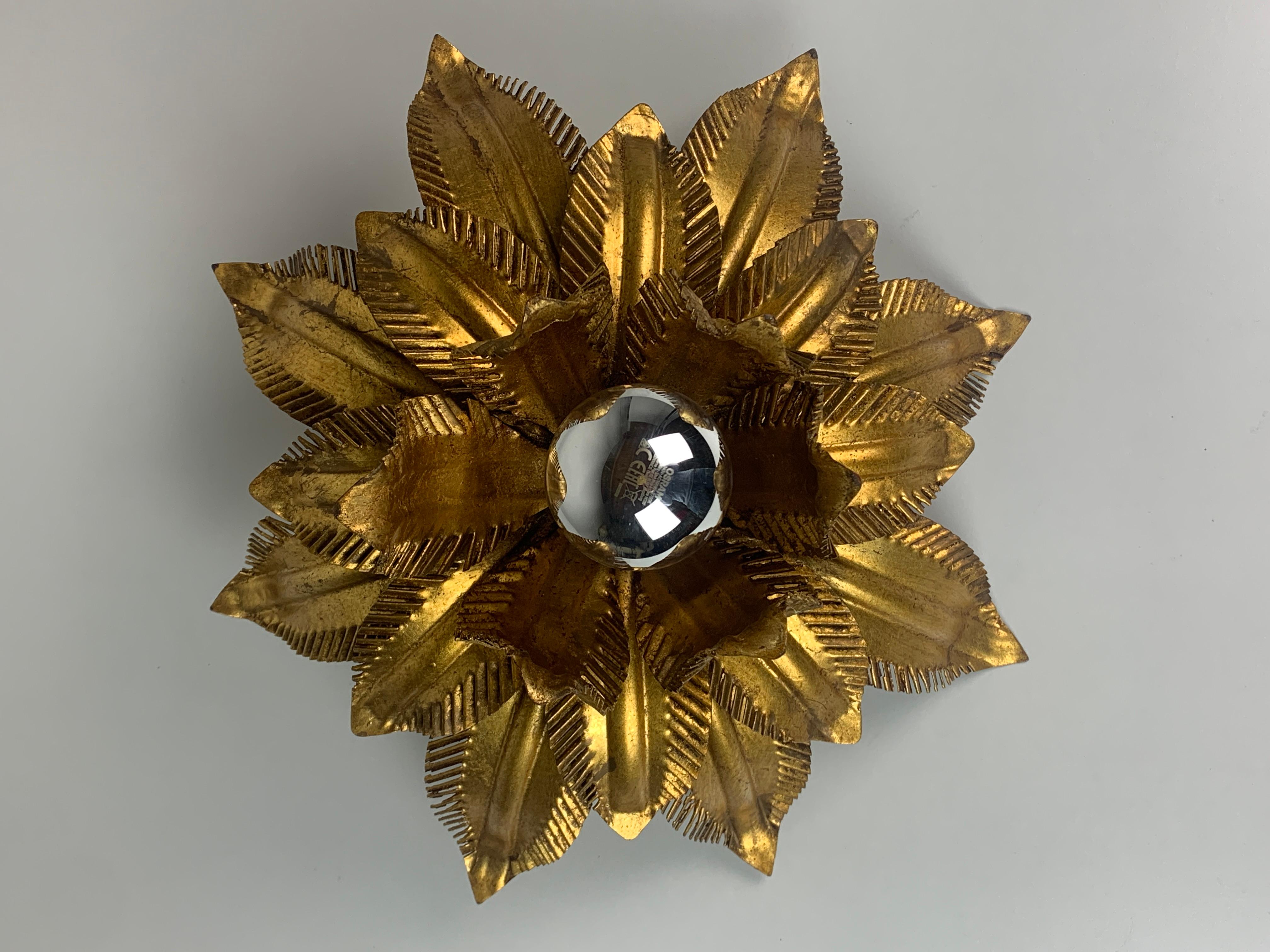 Milieu du XXe siècle Paire de supports de plafond en laiton Florentine Hollywood Regency par Hans Kögl, années 1960 en vente