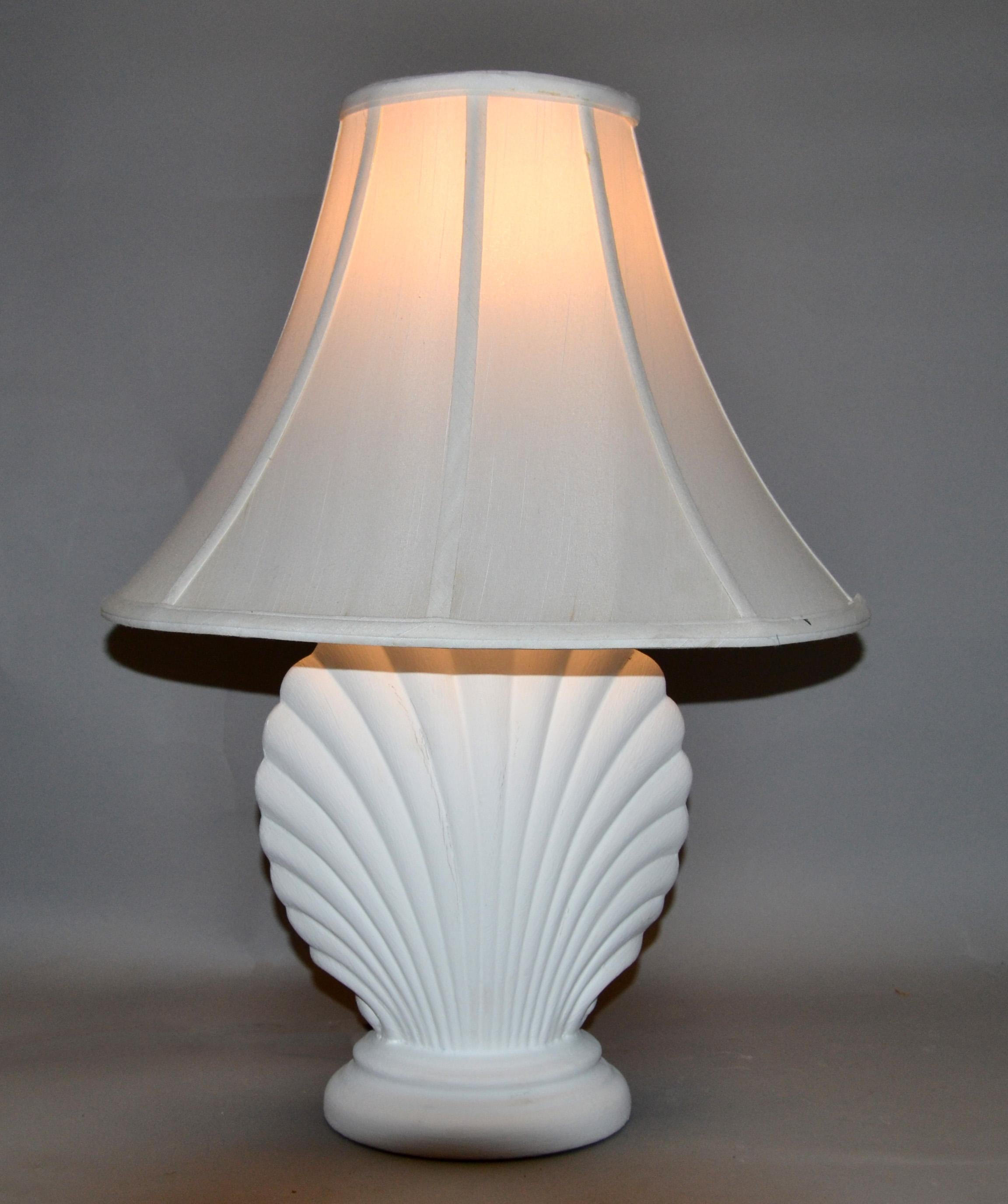 Paire de lampes de bureau en plâtre en forme de coquillage de style Hollywood Regency, finition gesso en vente 1