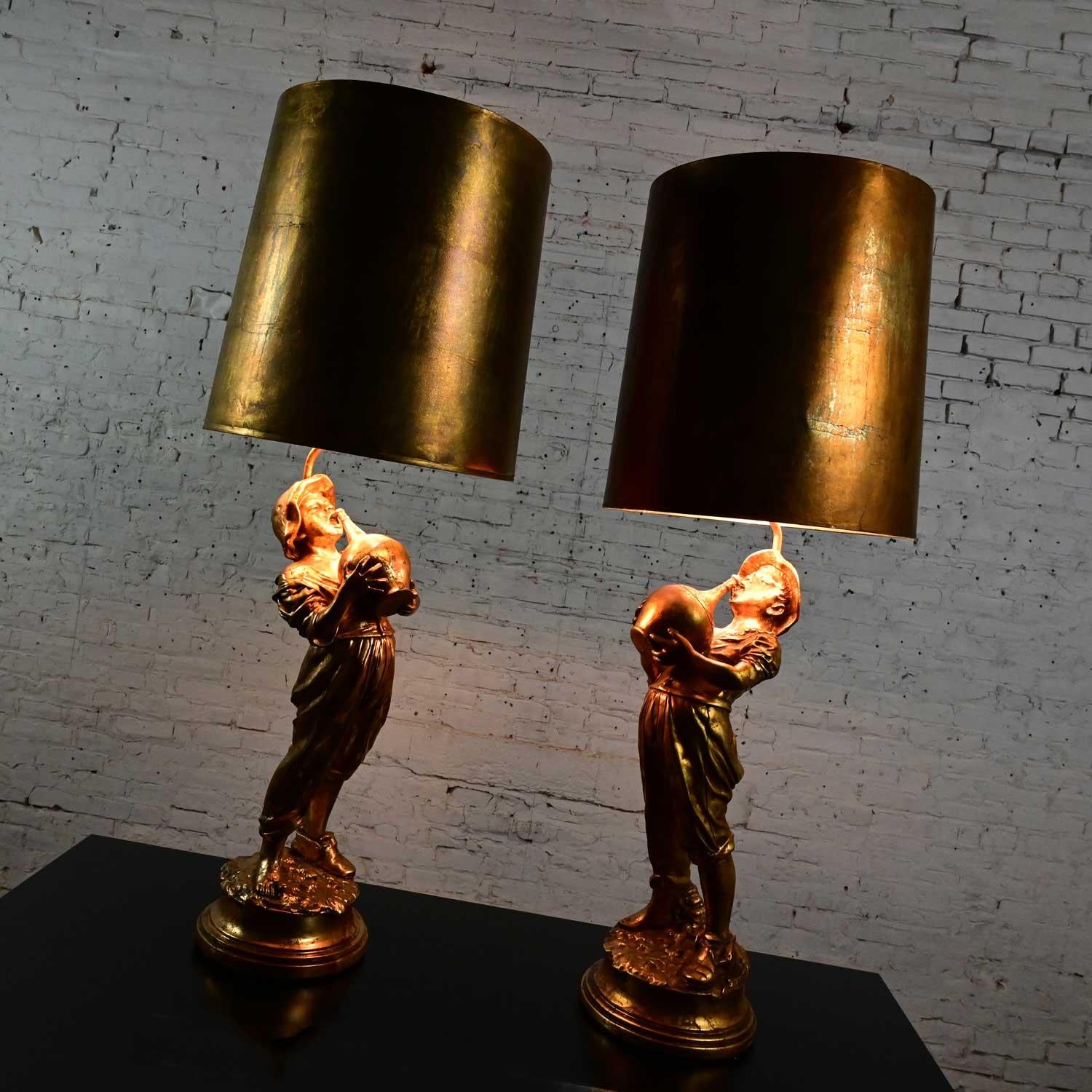 Paire de grandes lampes figuratives en plâtre doré style Hollywood Regency Boy w Jug de Marbro en vente 4