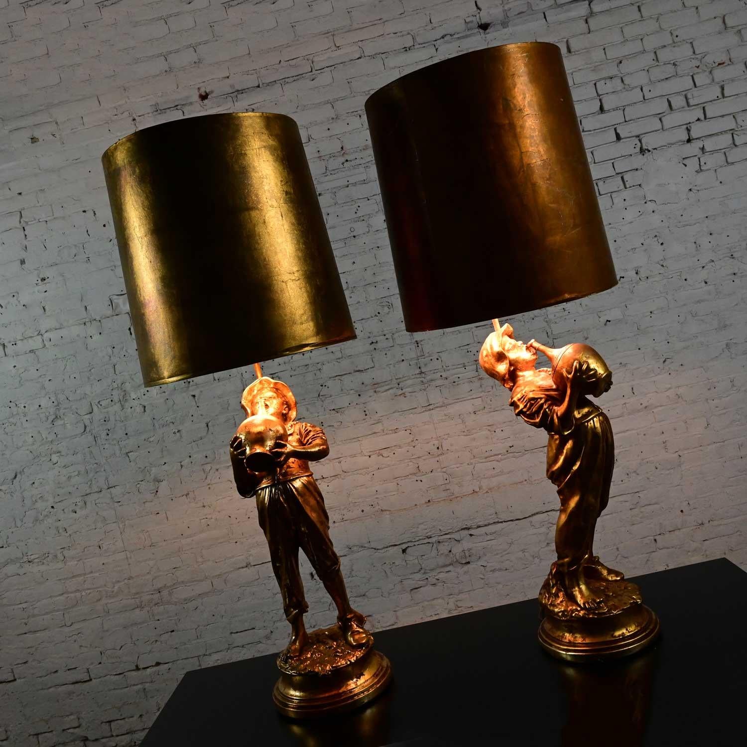 Paire de grandes lampes figuratives en plâtre doré style Hollywood Regency Boy w Jug de Marbro en vente 5