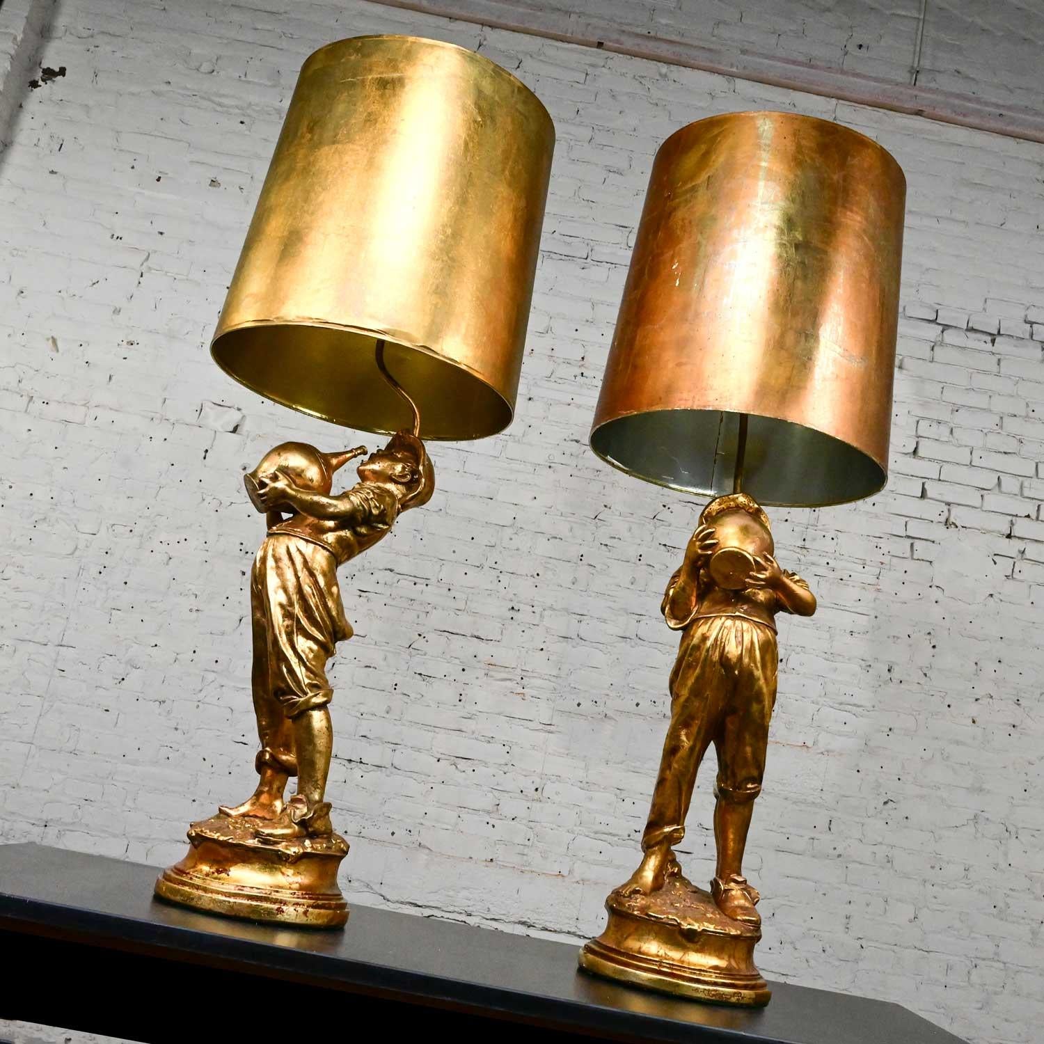 Paire de grandes lampes figuratives en plâtre doré style Hollywood Regency Boy w Jug de Marbro en vente 6