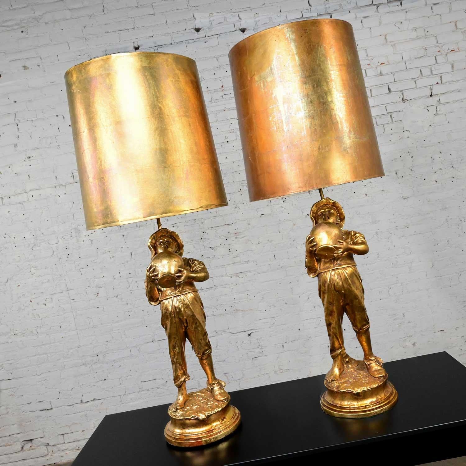 Paire de grandes lampes figuratives en plâtre doré style Hollywood Regency Boy w Jug de Marbro en vente 7