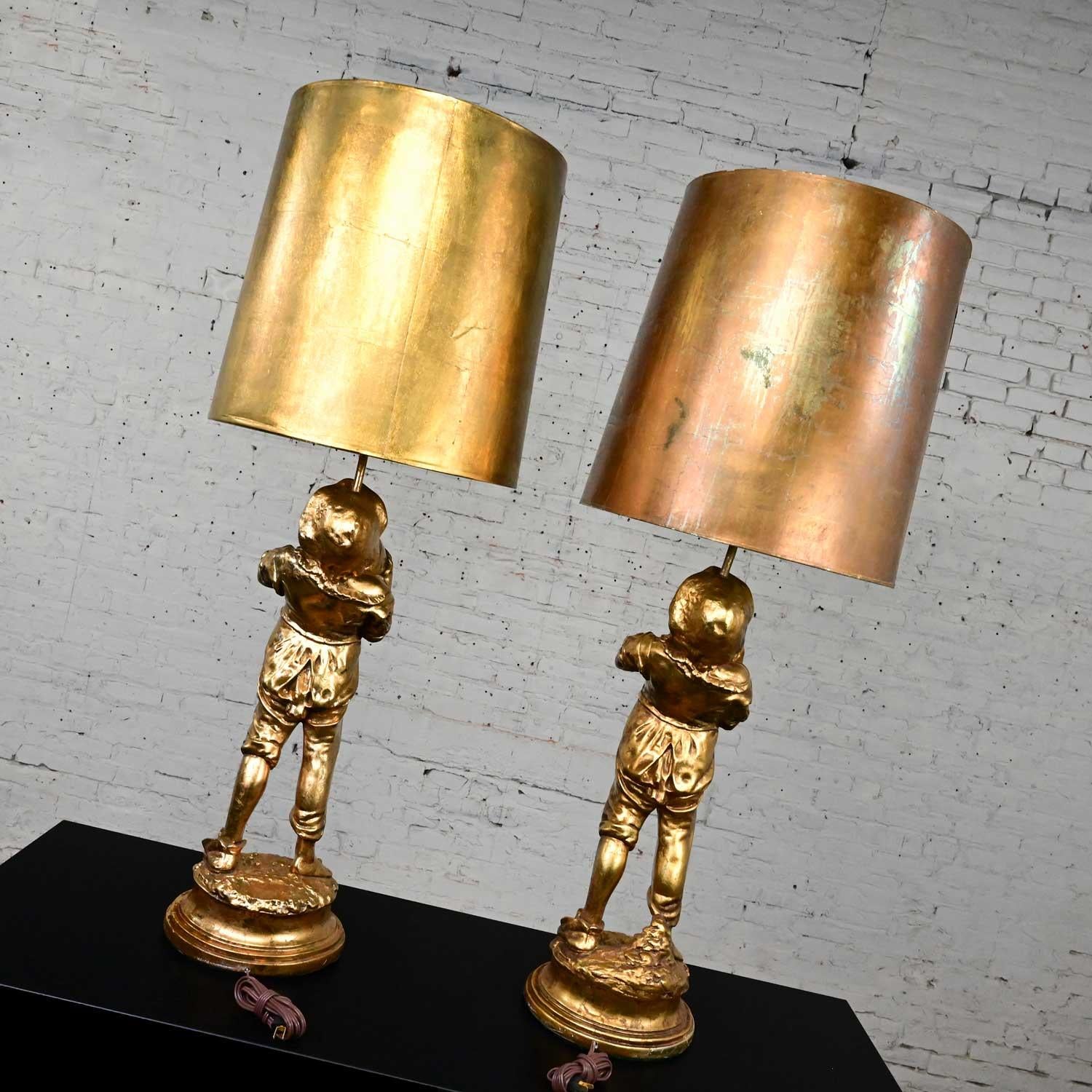 Paire de grandes lampes figuratives en plâtre doré style Hollywood Regency Boy w Jug de Marbro en vente 8