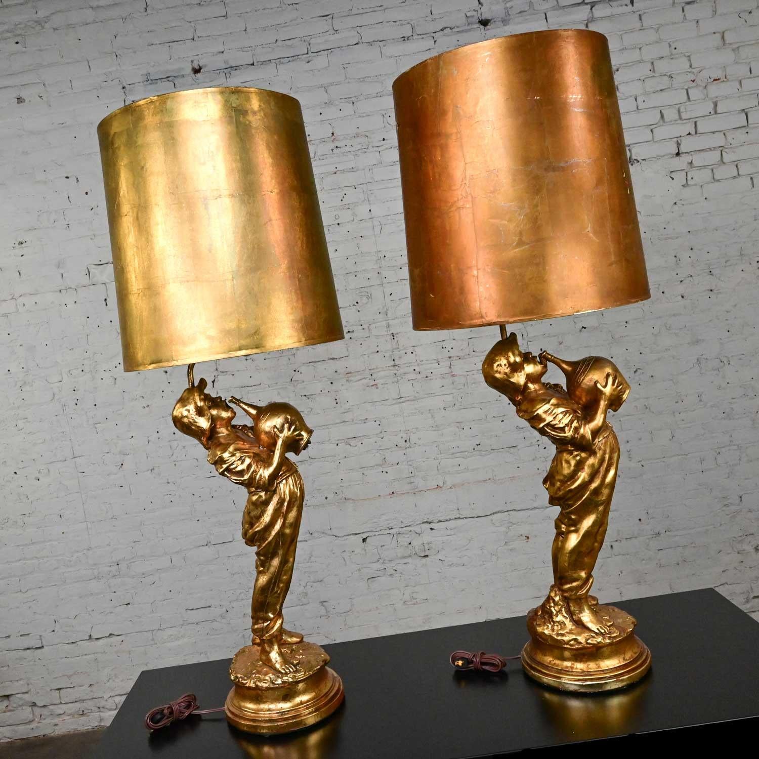 Paire de grandes lampes figuratives en plâtre doré style Hollywood Regency Boy w Jug de Marbro en vente 9