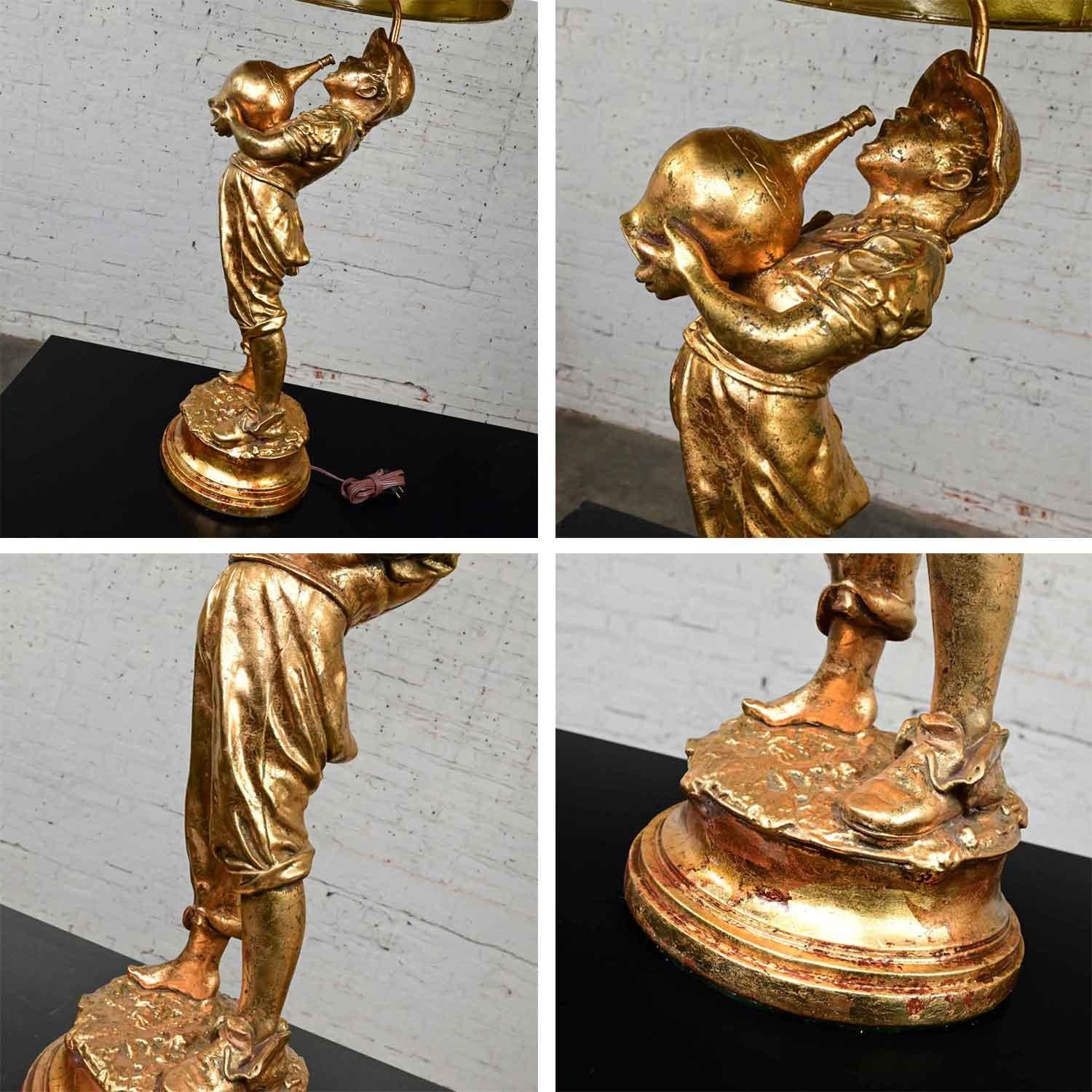 Paire de grandes lampes figuratives en plâtre doré style Hollywood Regency Boy w Jug de Marbro en vente 12