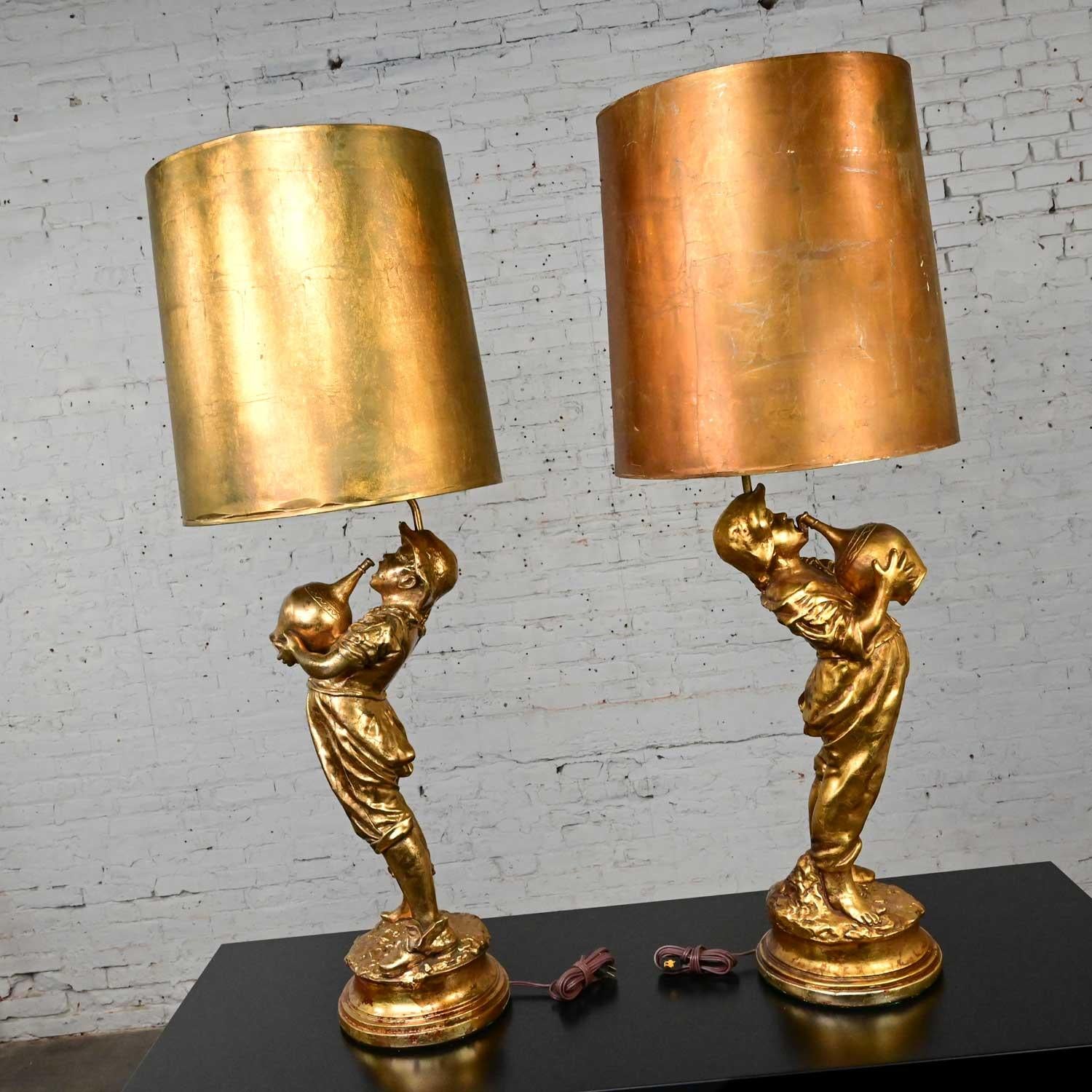 Américain Paire de grandes lampes figuratives en plâtre doré style Hollywood Regency Boy w Jug de Marbro en vente