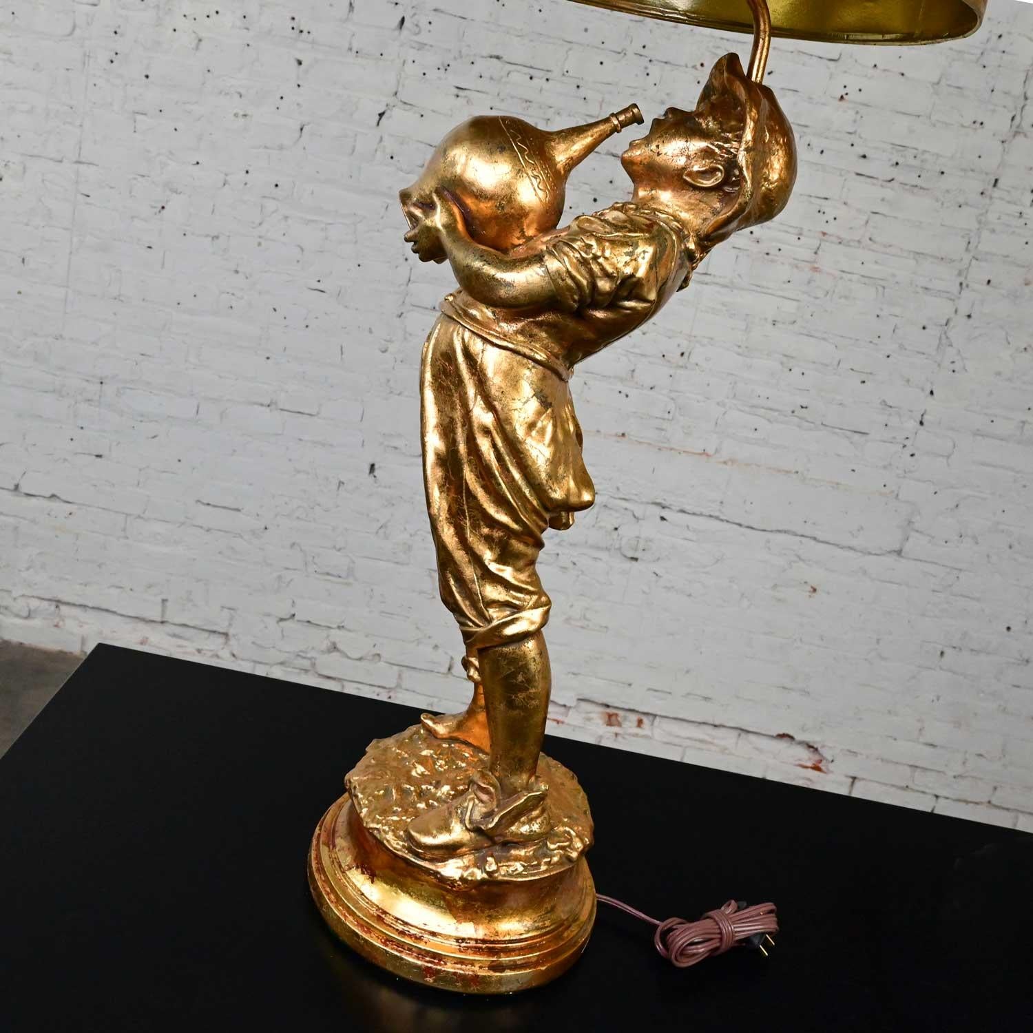 Paire de grandes lampes figuratives en plâtre doré style Hollywood Regency Boy w Jug de Marbro Bon état - En vente à Topeka, KS