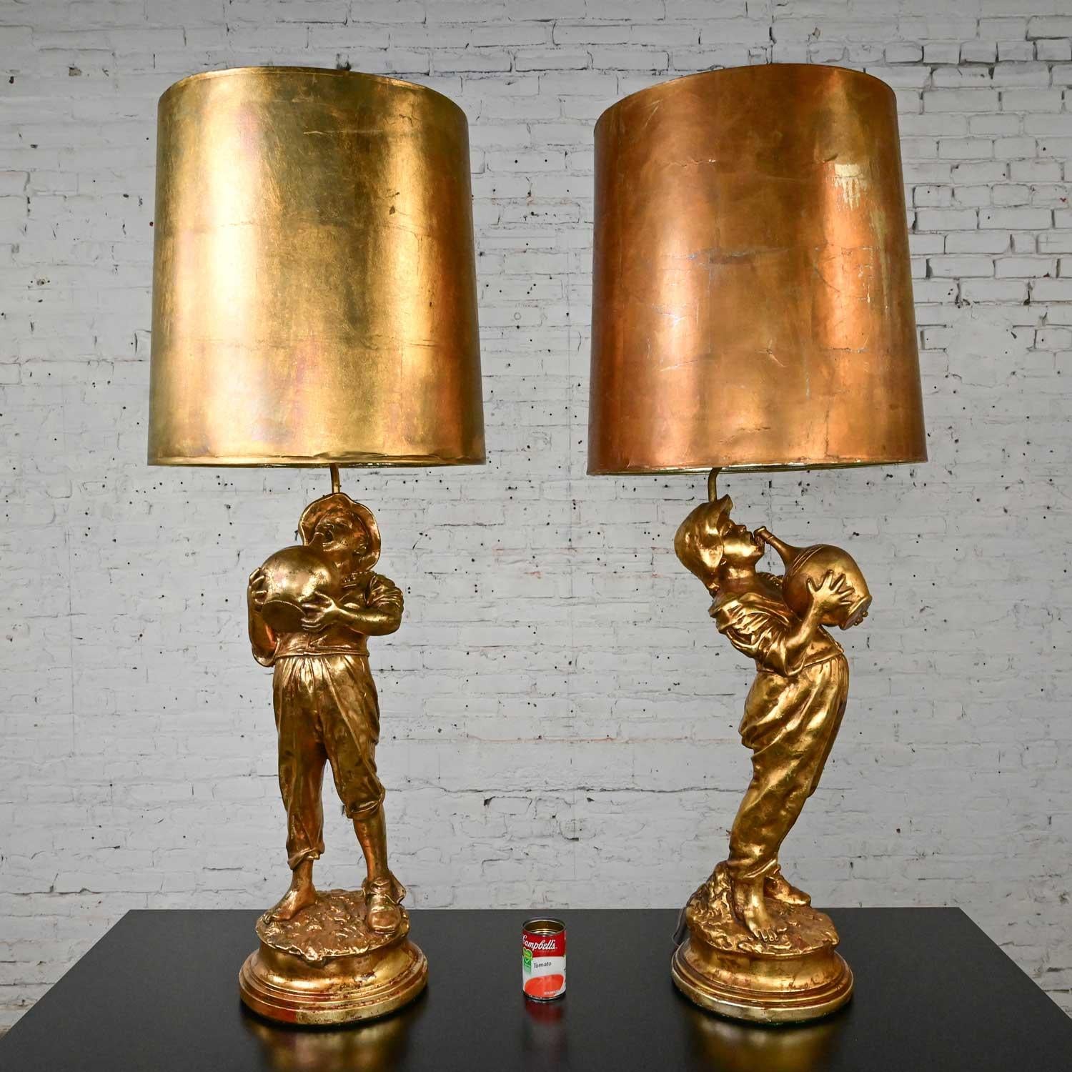 Paire de grandes lampes figuratives en plâtre doré style Hollywood Regency Boy w Jug de Marbro en vente 3