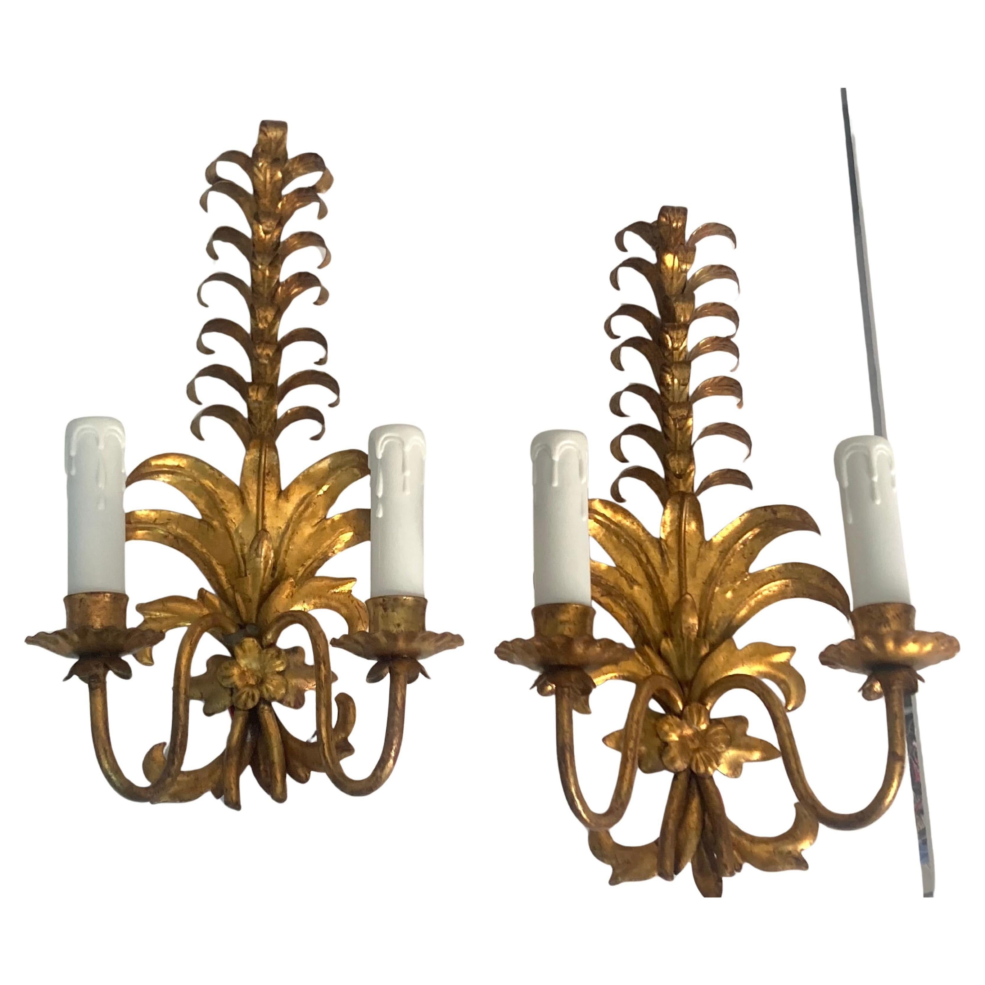 Estos impresionantes apliques son de hierro dorado con 2 brazos. Cableado americano 
Pueden encajar en el interior de una casa moderna o tradicional. 
el precio de 2100 dólares es por el par.