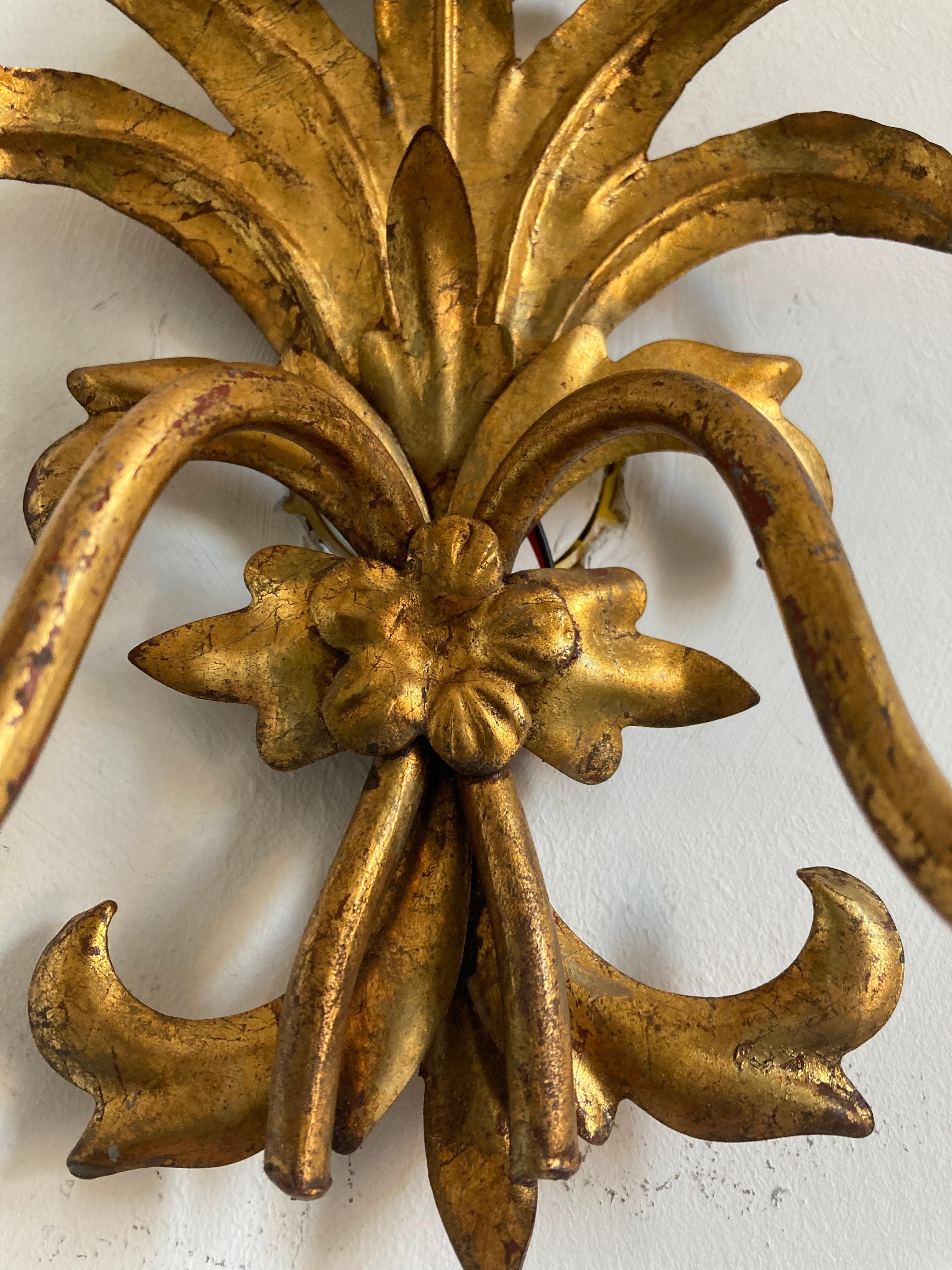 PAR DE Apliques de Hierro Dorado Hollywood Regency en venta 1