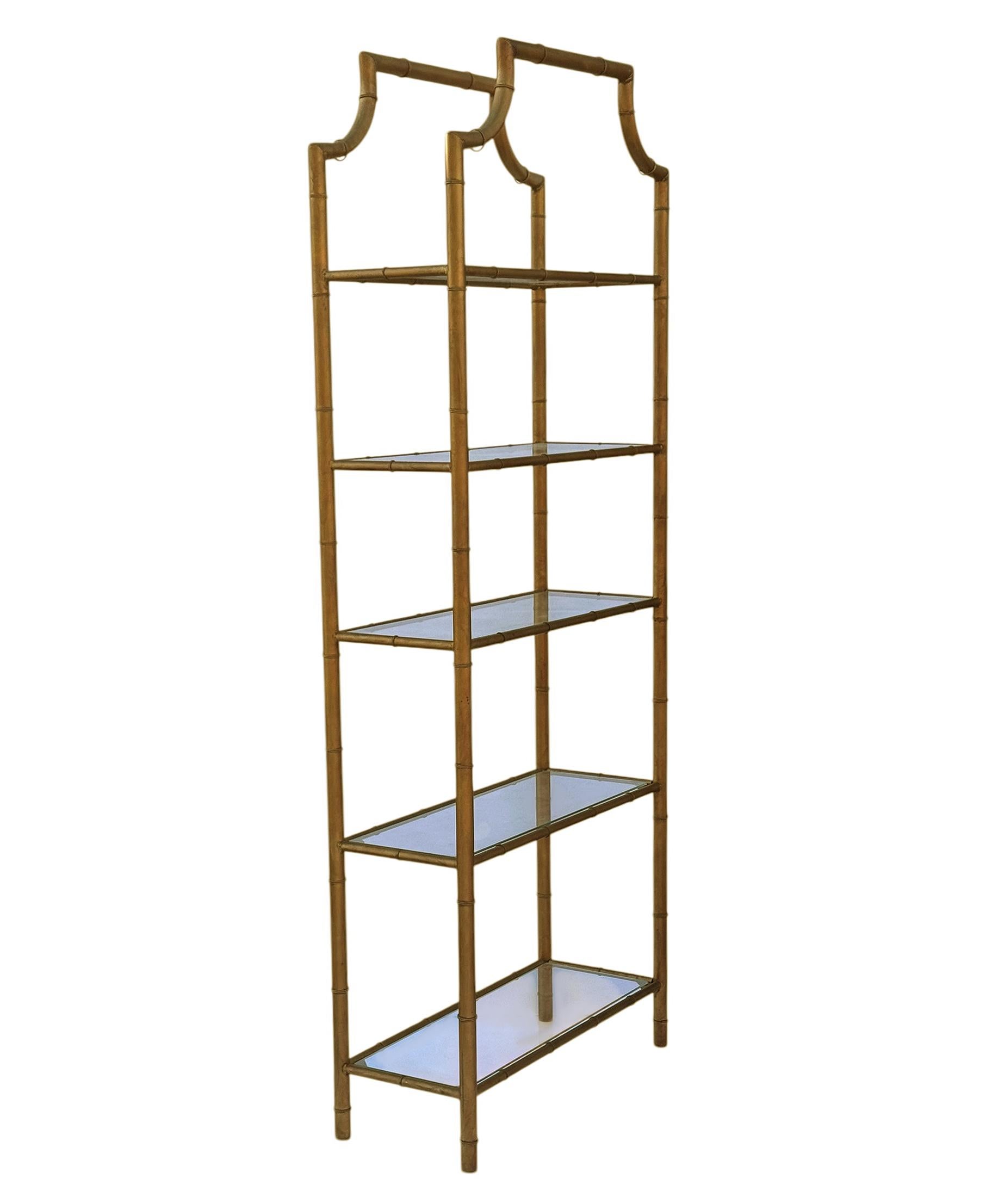 Pareja de estanterías o etageres de latón y bambú de imitación dorada italianos de la Hollywood Regency en venta 2