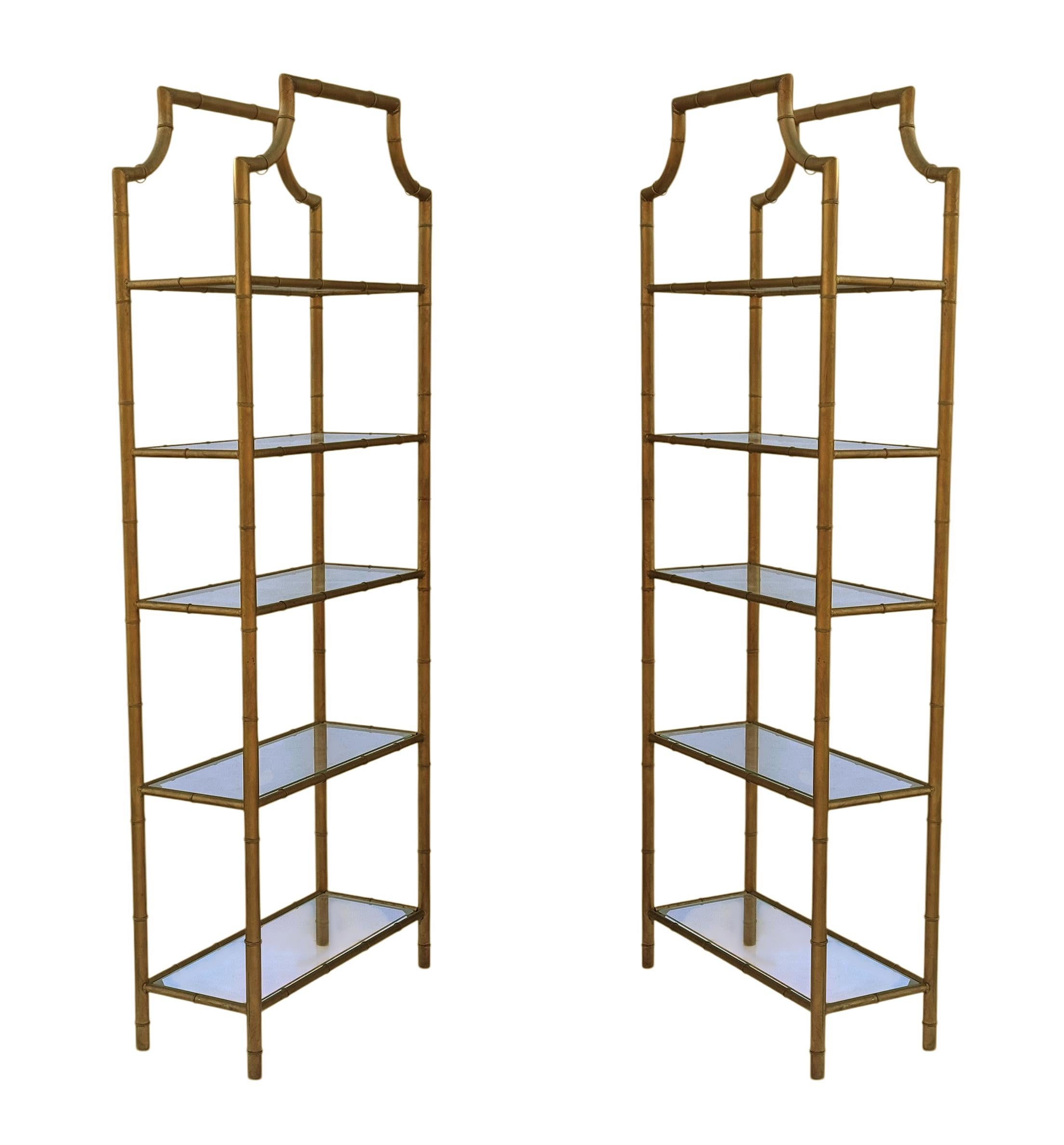 Pareja de estanterías o etageres de latón y bambú de imitación dorada italianos de la Hollywood Regency en venta 3