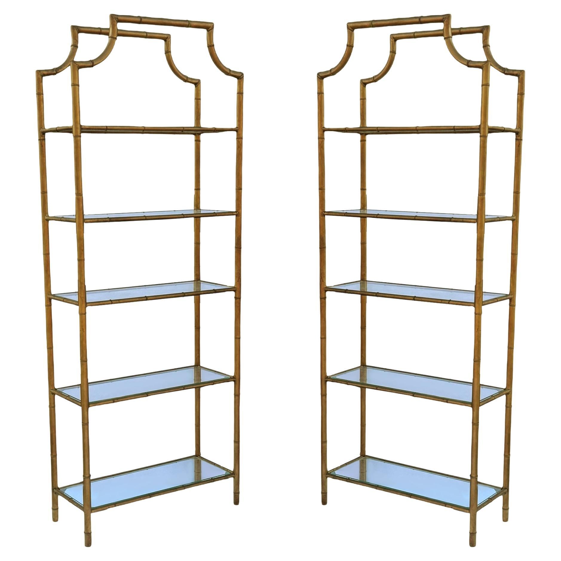 Pareja de estanterías o etageres de latón y bambú de imitación dorada italianos de la Hollywood Regency Regencia de Hollywood en venta